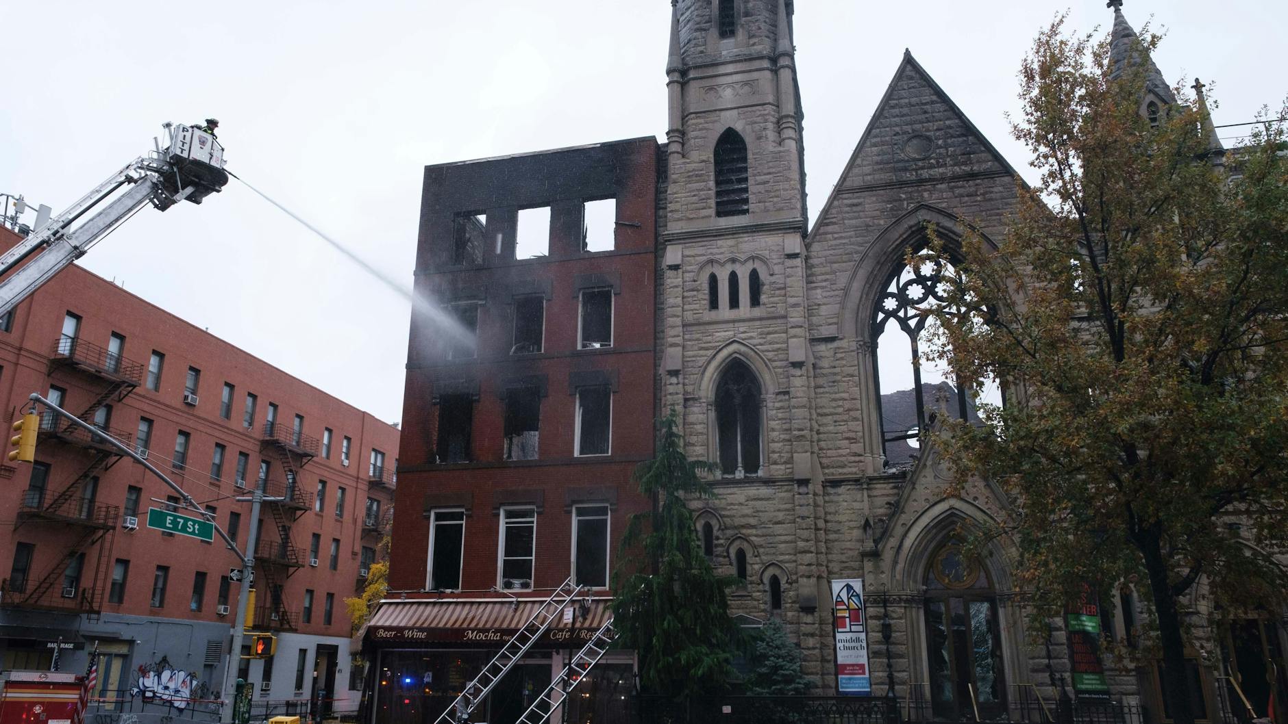 Die schwer beschädigte Kirche und - links im Bild - das ausgebrannte Nebengebäude.&nbsp;&nbsp;