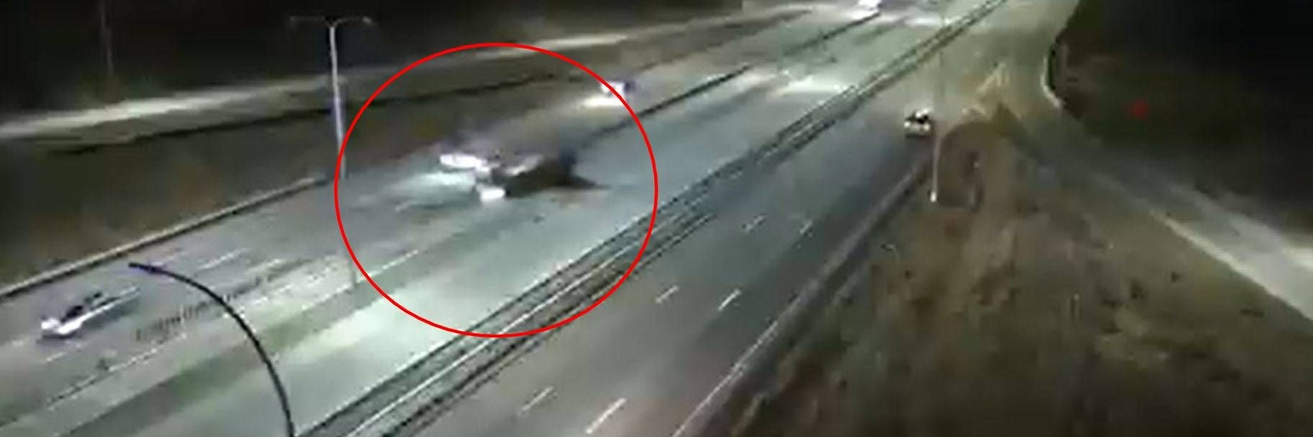 Ein Kleinflugzeug steuert auf eine Autobahn im US-Bundesstaat Minnesota zu.