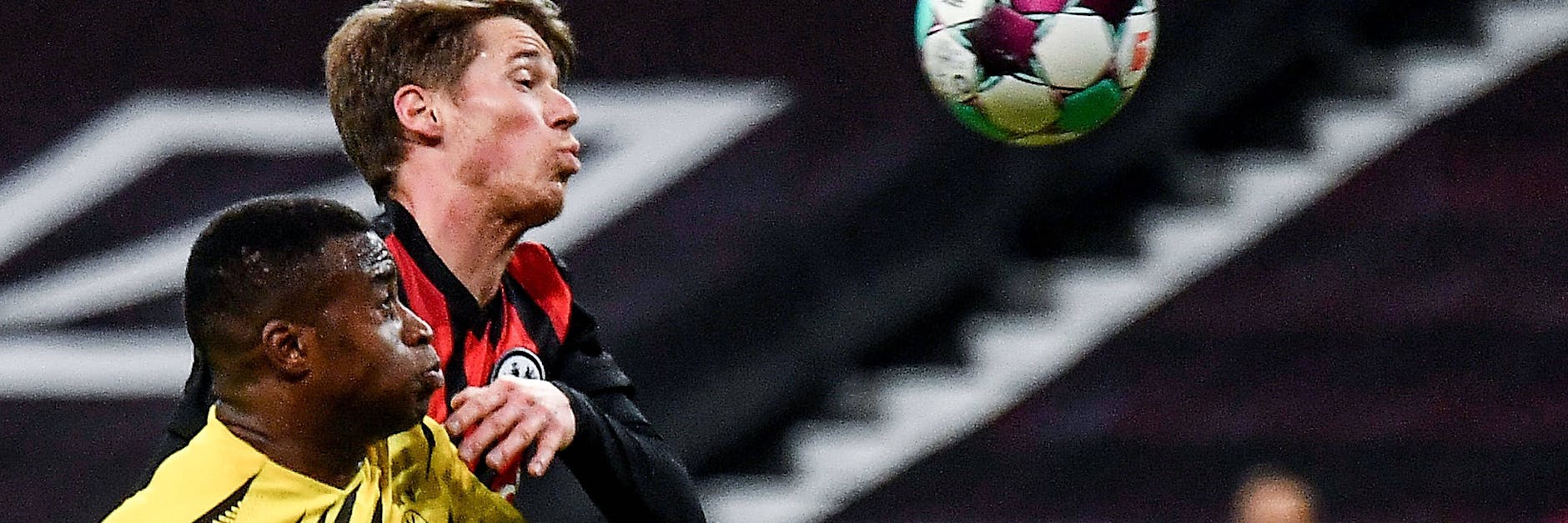 Frankfurts Erik Durm (Eintracht Frankfurt), kann Dortmunds Youngster Youssoufa Moukoko kaum bremsen. 