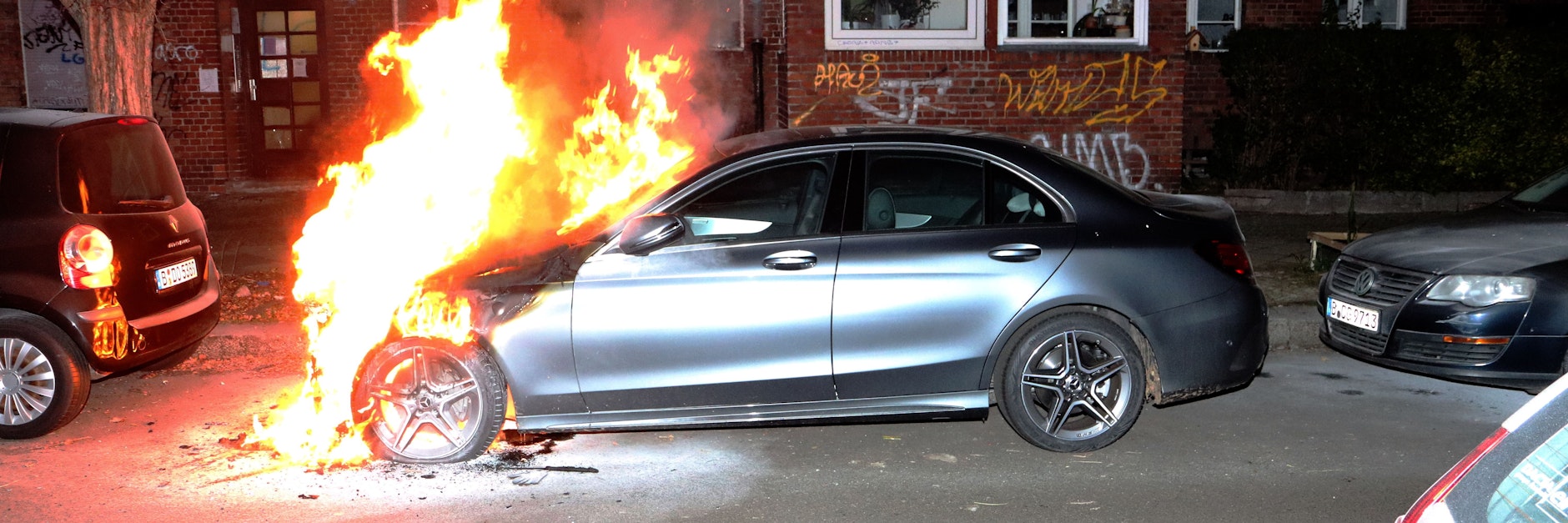 Der Mercedes in der Kleinen Innstraße brannte im Frontbereich völlig aus.