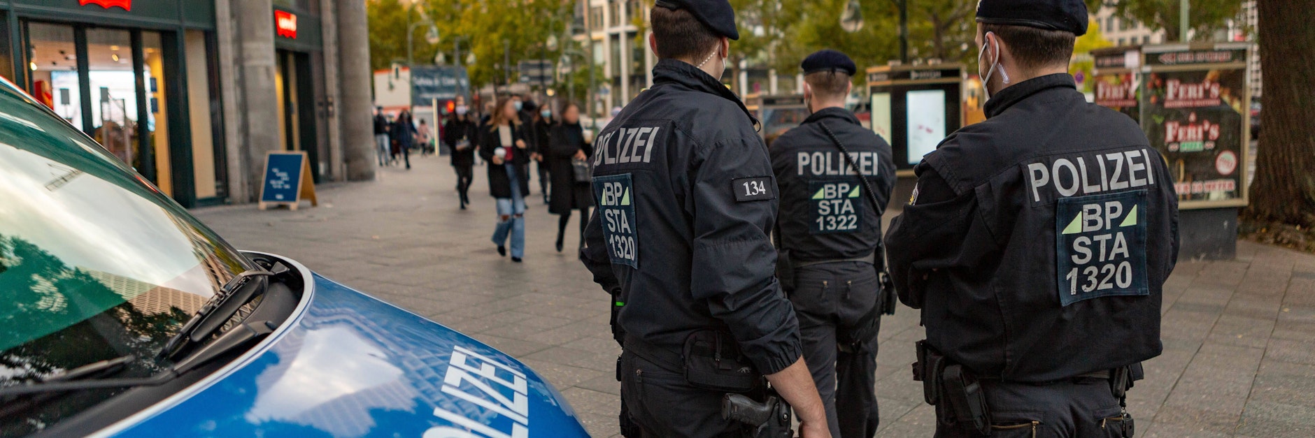 Polizisten kontrollieren am Kudamm die Maskenplicht.