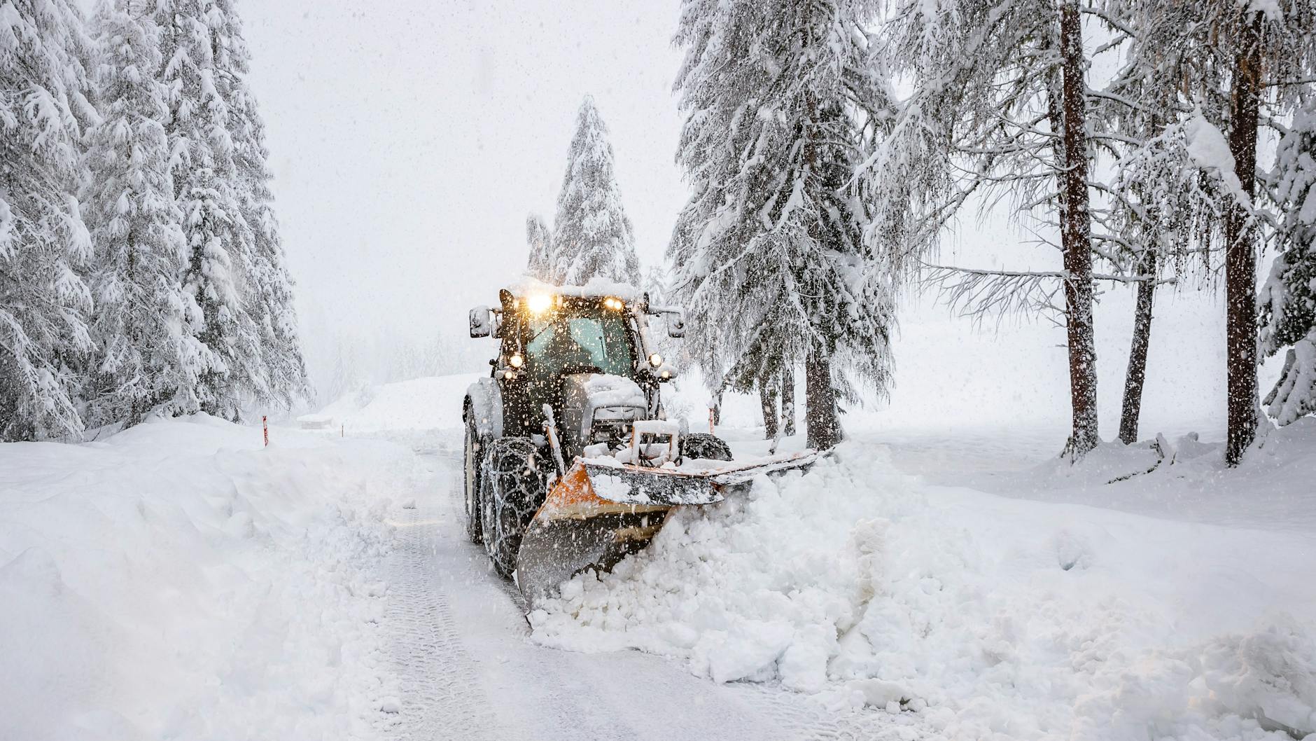 Ein Räumfahrzeug befreit eine Straße am Großglockner von Schnee. 