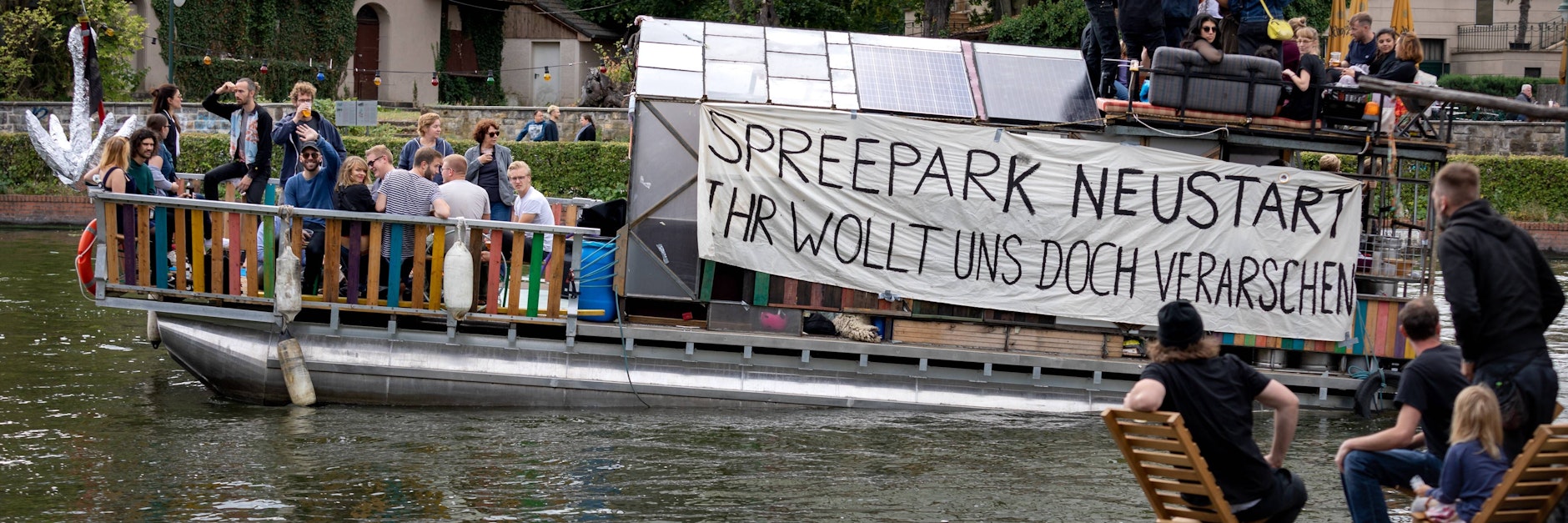 Schon im September 2018 gab es eine Demo zu Wasser mit der Forderung, die Hälfte des Spreeparks für Kunst, Kultur und schräge Ideen zu öffnen - ohne Eintritt.