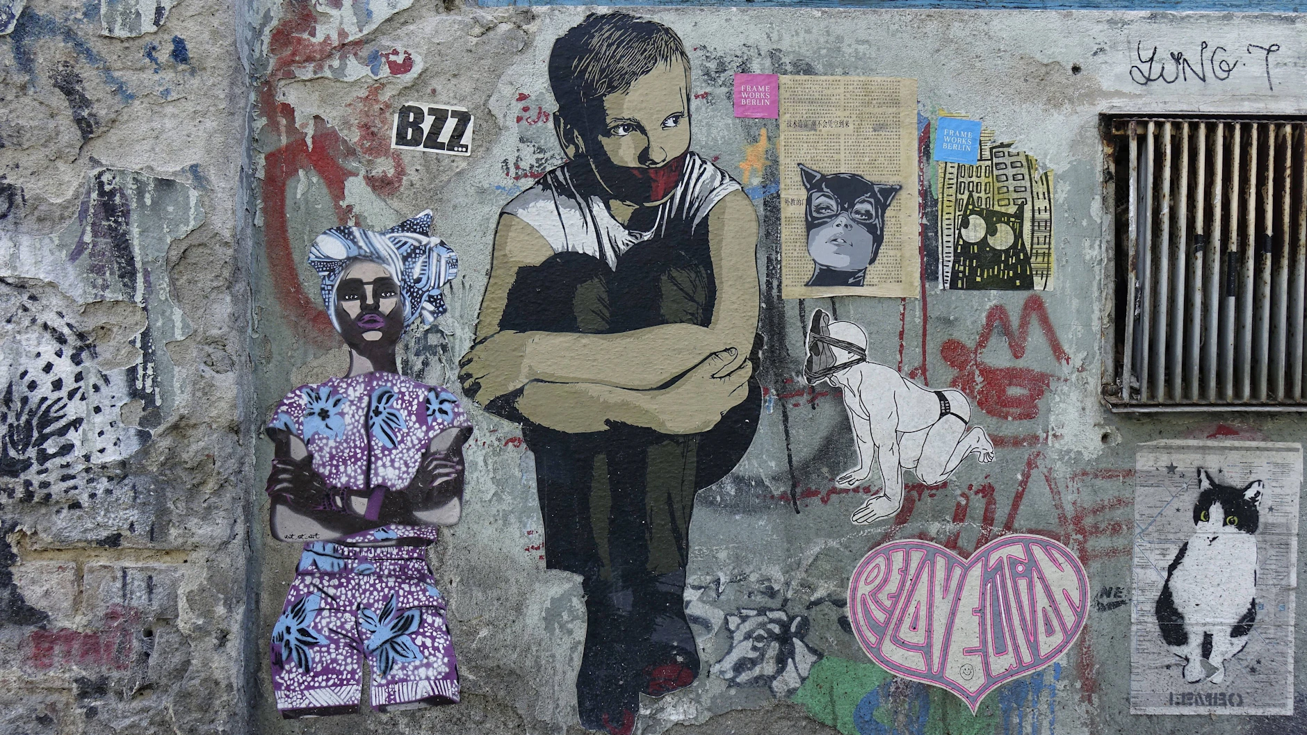 Die Corona-Schutzmaßnahmen sind in der Pandemie unabdingbar. Doch was machen sie mit der Psyche? Auf dem Bild ist ein Junge mit Mundschutz zu sehen, es handelt sich um Street Art aus Berlin-Kreuzberg.