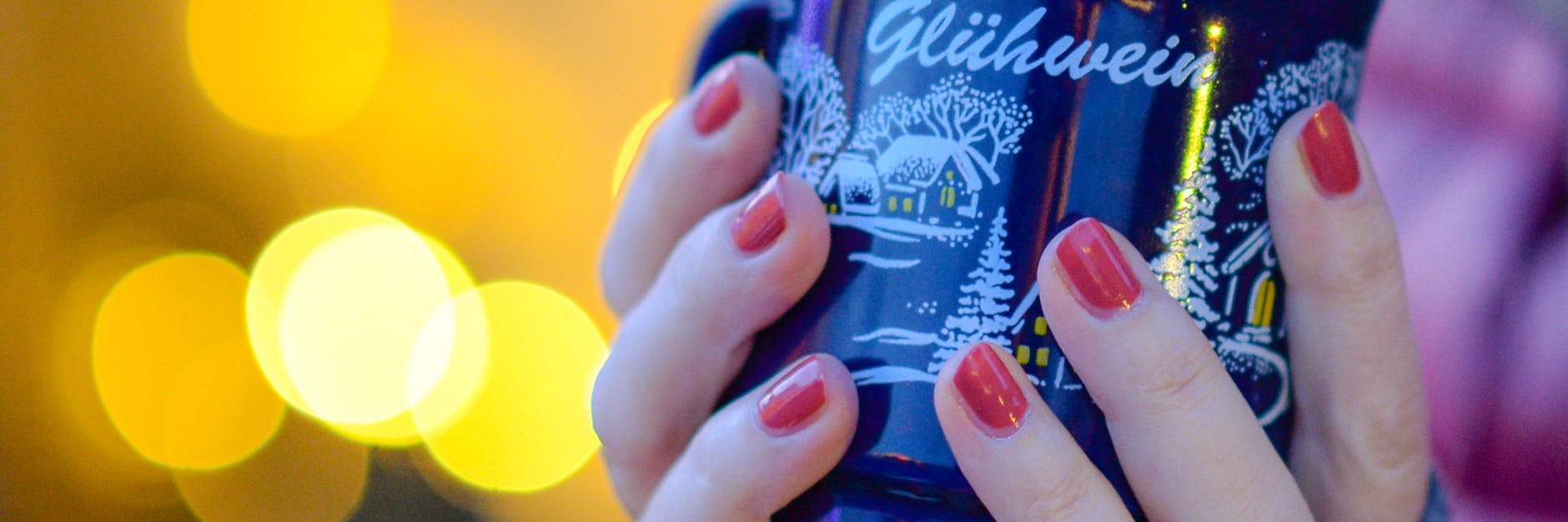 Glühwein auf der Straße trinken - in den Landkreisen Oberspreewald-Lausitz und Spree-Neiße ist das jetzt untersagt: Alkoholverbot in der Öffentlichkeit.