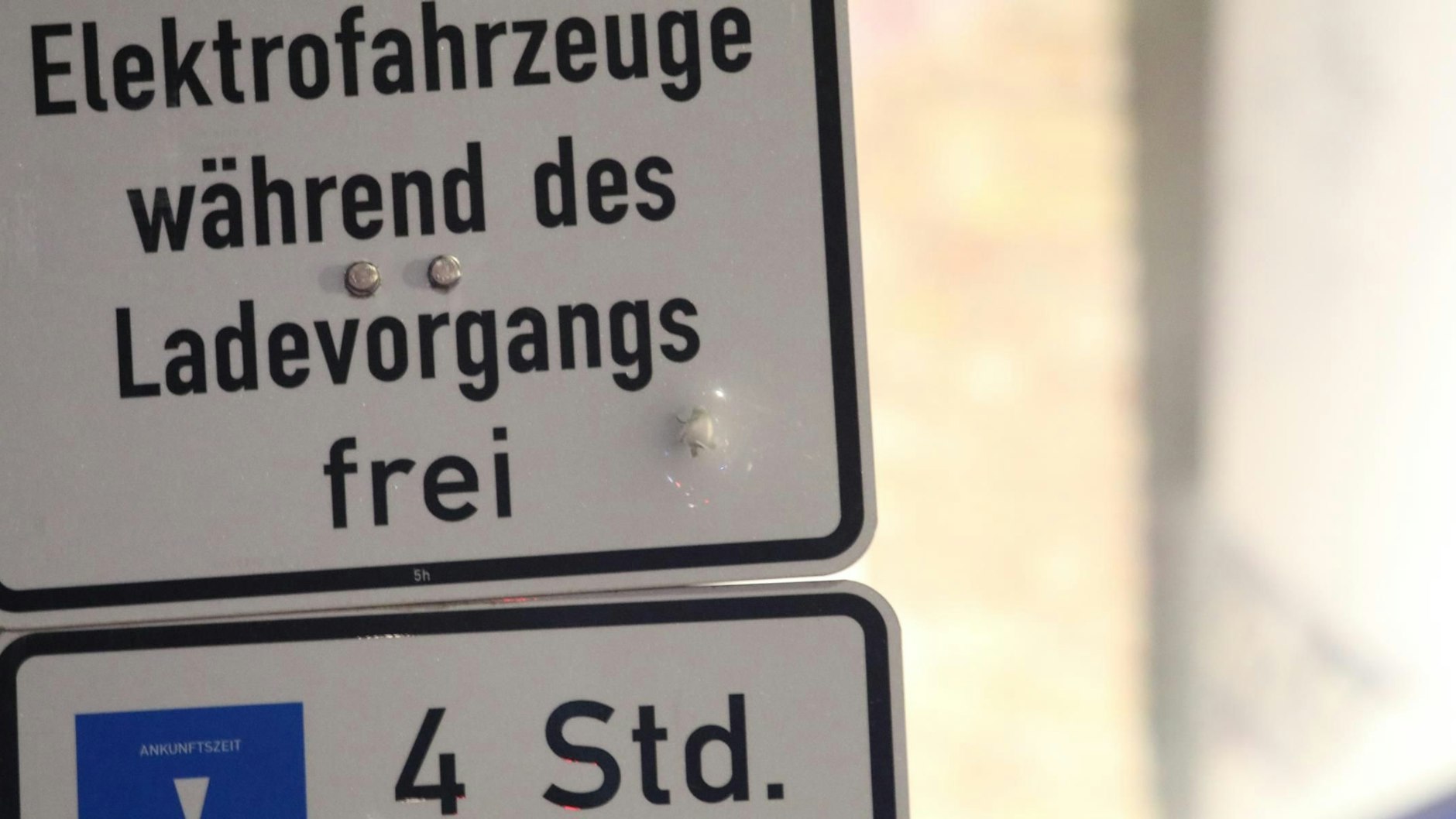 Ein Geschoss schlug eine Delle in das Verkehrsschild.