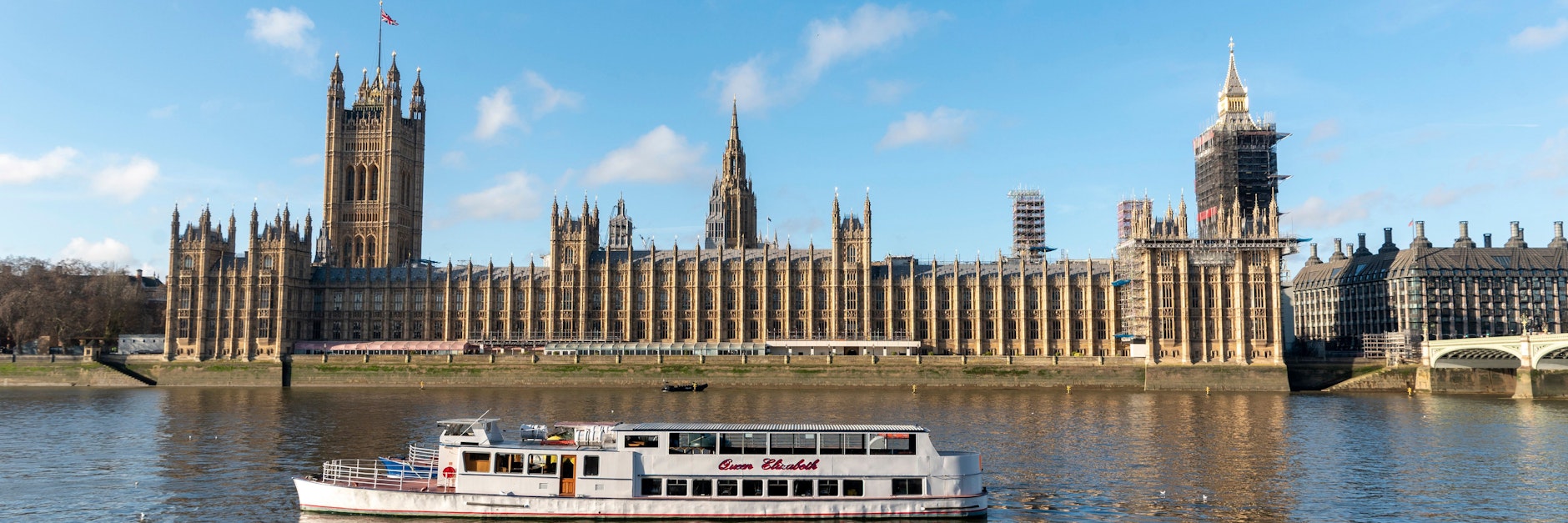 Das Londoner Parlamentsgebäude bei Sonnenschein. 