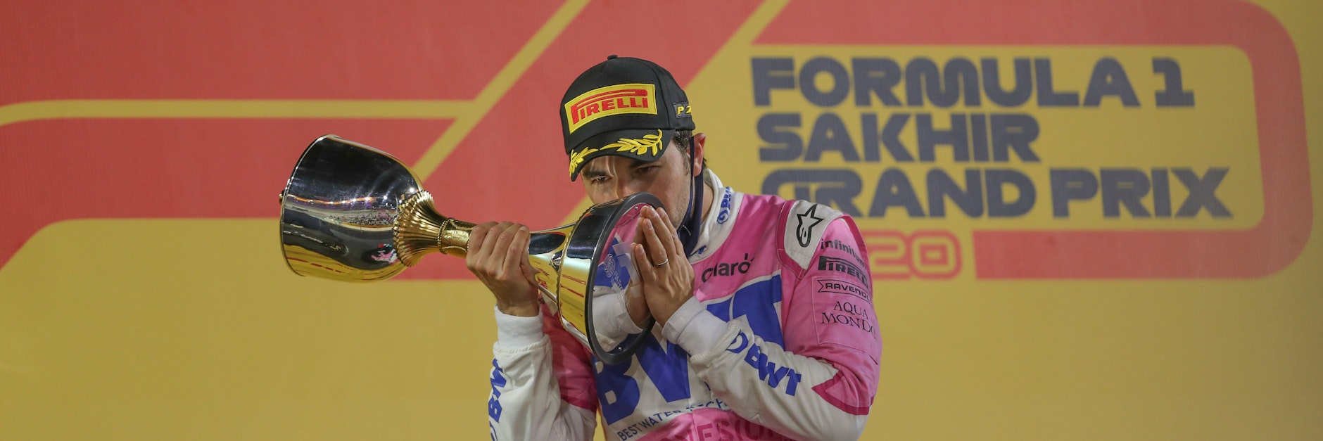 Was für ein Gefühl! Nach 193 vergeblichen Versuchen darf Sergio Perez endlich mal einen Siegerpokal küssen.&nbsp;
