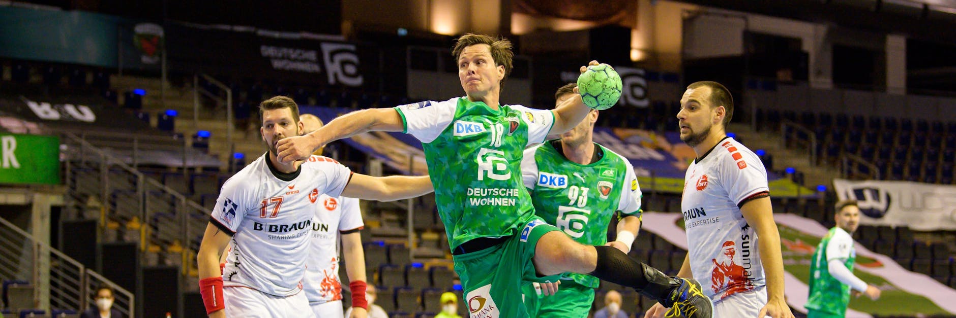 39 Jahre auf dem Buckel, aber torhungrig viel ein junger Wilder: Fuchs Hans Lindberg erzielt einen seiner insgesamt elf Treffer gegen Melsungen.