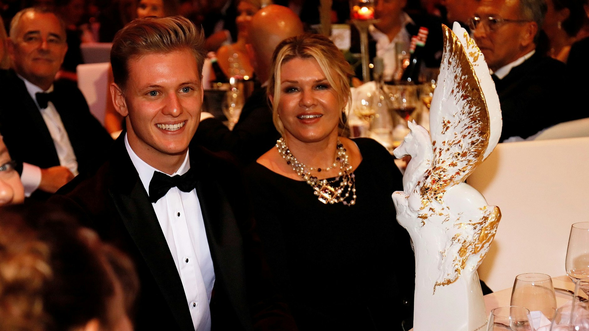 Mick Schumacher zusammen mit seiner Mutter Corinna.