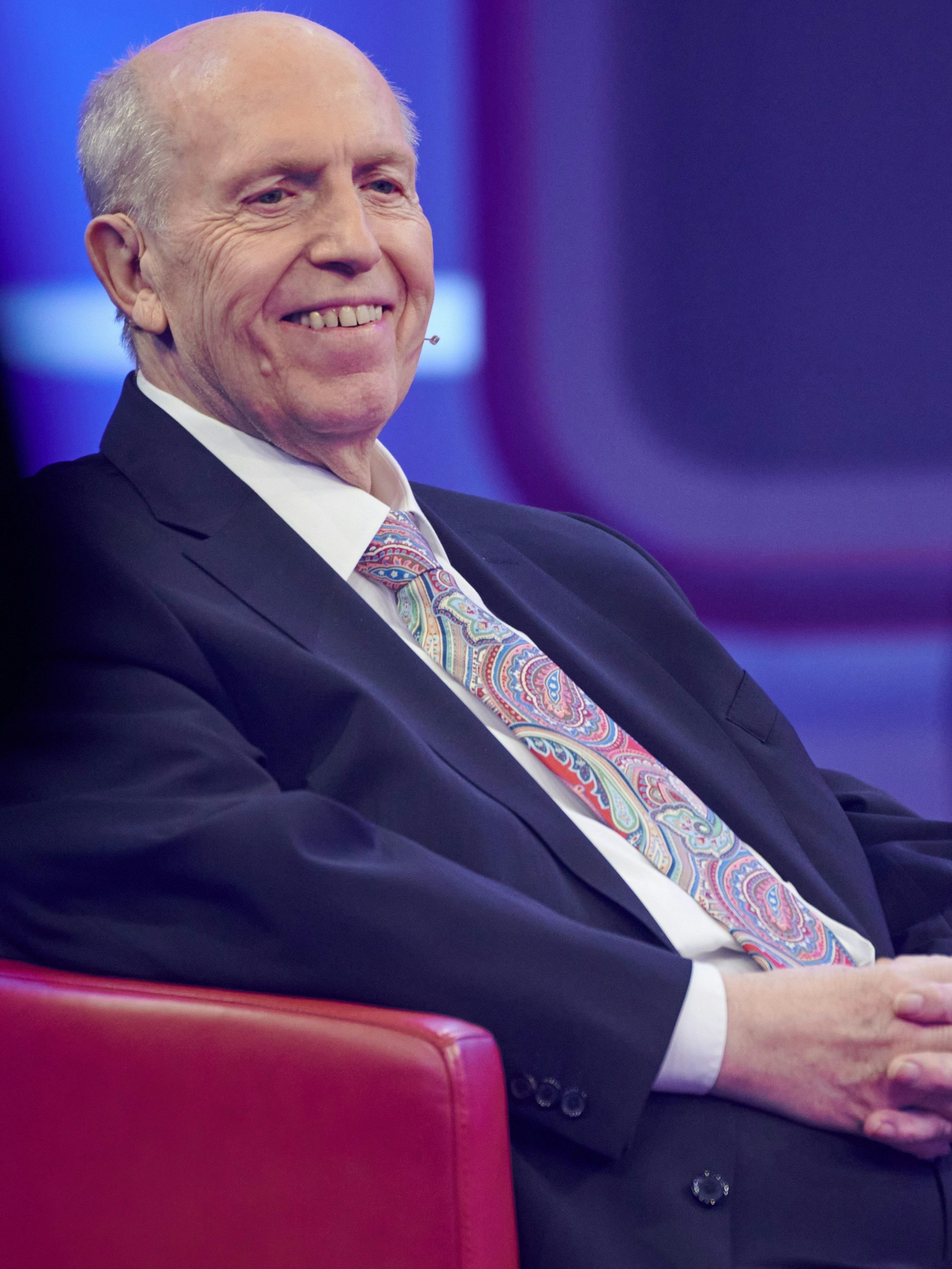 Der Fußballmanager Reiner Calmund sitzt beim RTL-Jahresrückblick&nbsp;„Menschen, Bilder, Emotionen 2020“ im Studio.