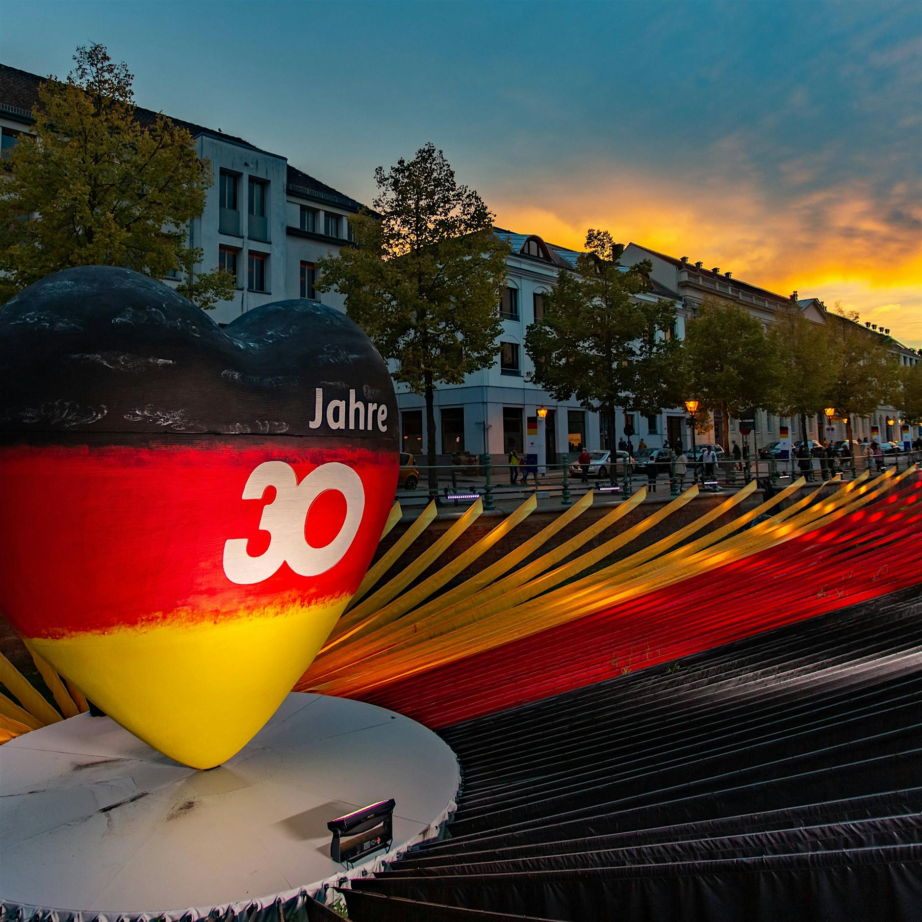 Regierungskommission empfiehlt: Mehr Schwarz-Rot-Gold wagen