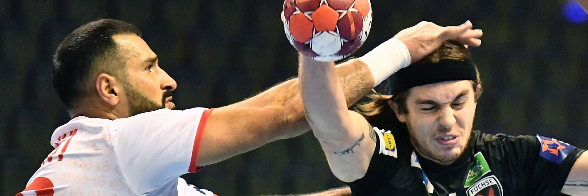 Fuchs Jacob Holm (r.) will sich wie im Hinspiel auch in Bukarest durchtanken.