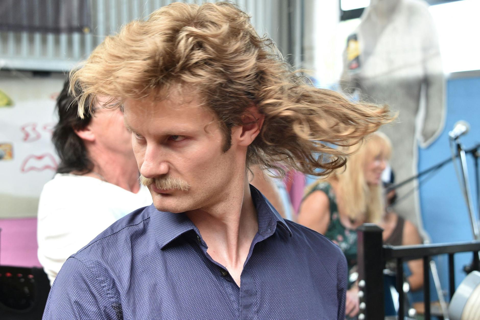 Die Urversion des Vokuhila in ihrer ganzen Pracht. Hier schwungvoll präsentiert von einem Besucher des alljährlich stattfindenden „Mulletfest“ im australischen Kurri Kurri.