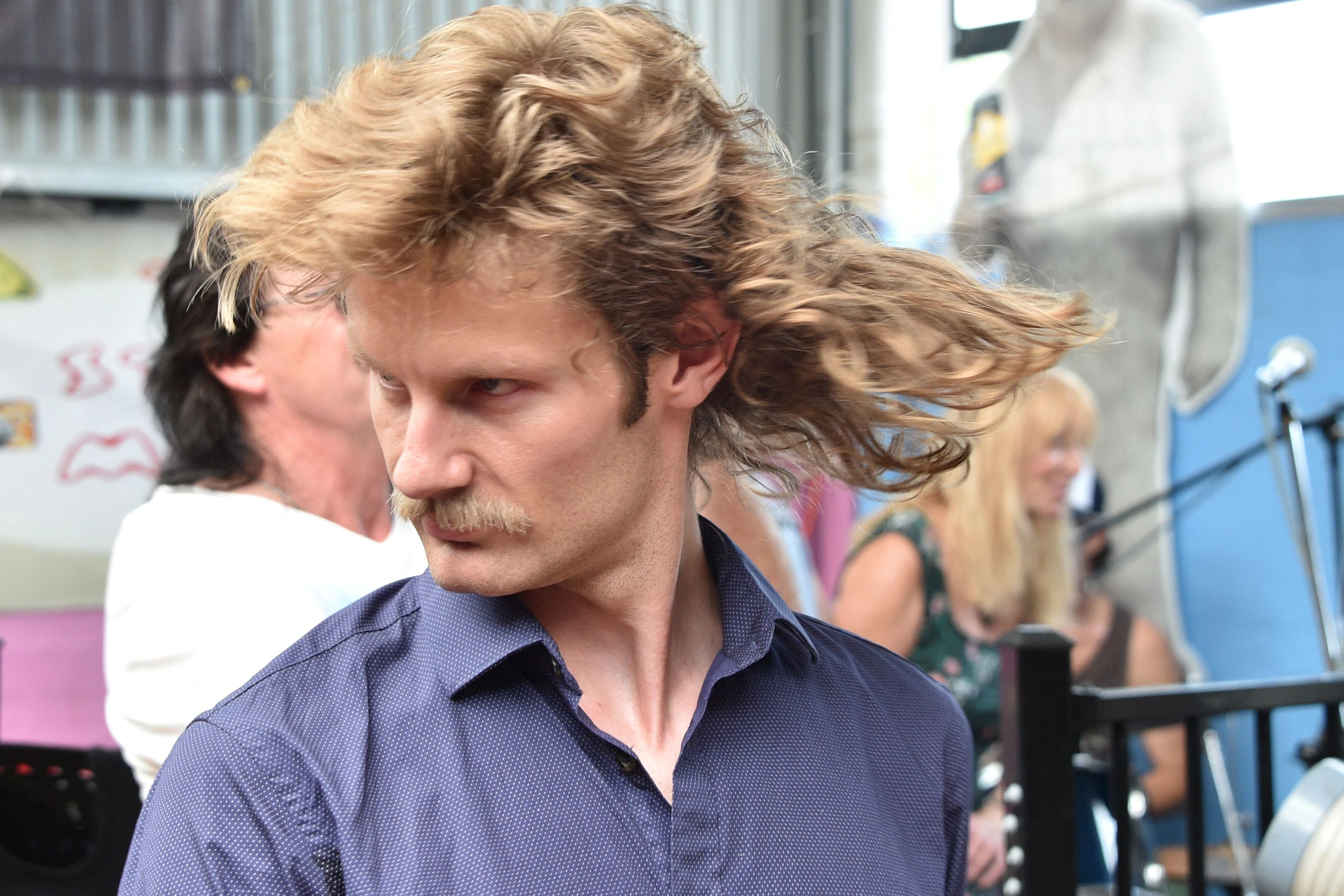 Die Urversion des Vokuhila in ihrer ganzen Pracht. Hier schwungvoll präsentiert von einem Besucher des alljährlich stattfindenden „Mulletfest“ im australischen Kurri Kurri.