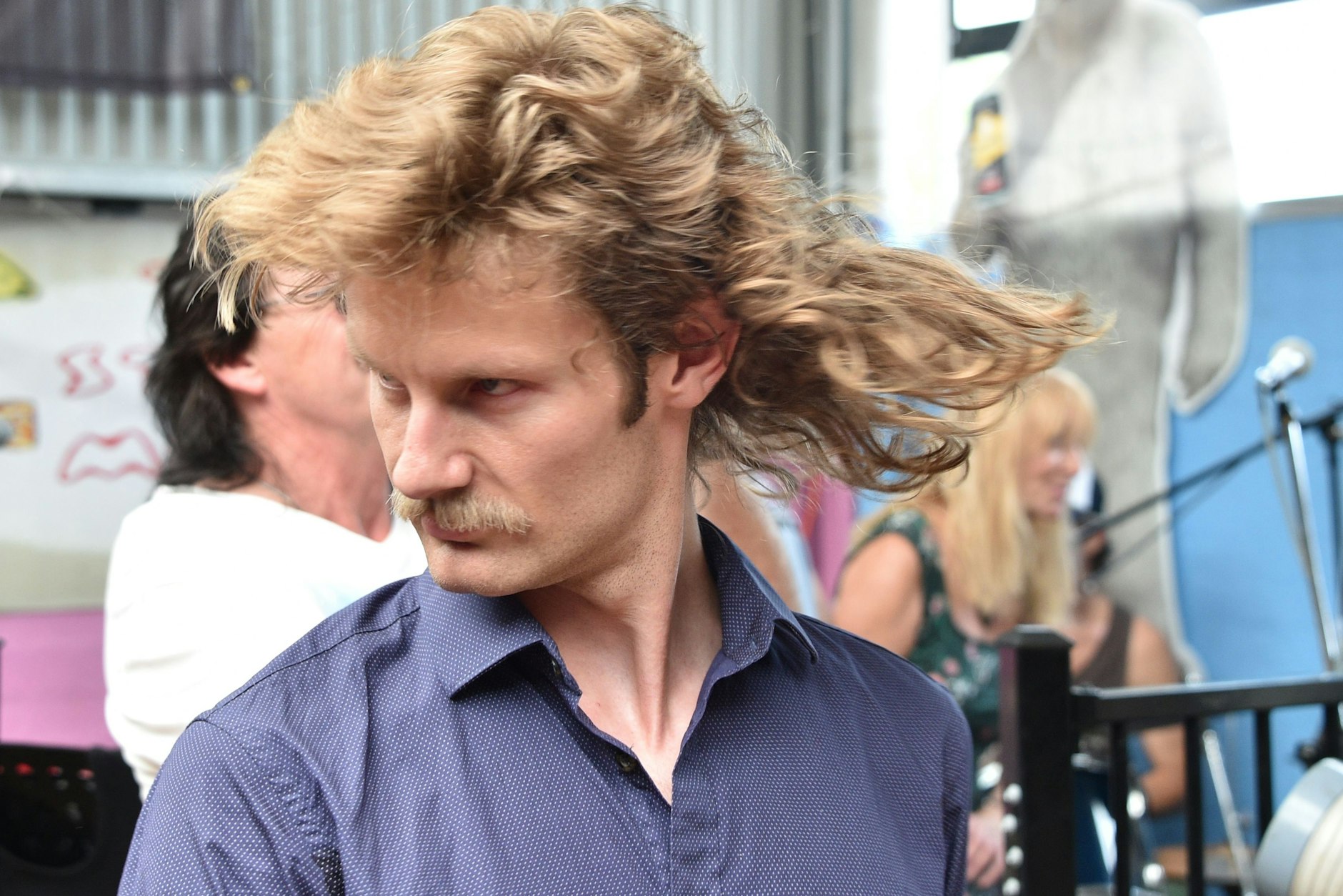 Die Urversion des Vokuhila in ihrer ganzen Pracht. Hier schwungvoll präsentiert von einem Besucher des alljährlich stattfindenden „Mulletfest“ im australischen Kurri Kurri.