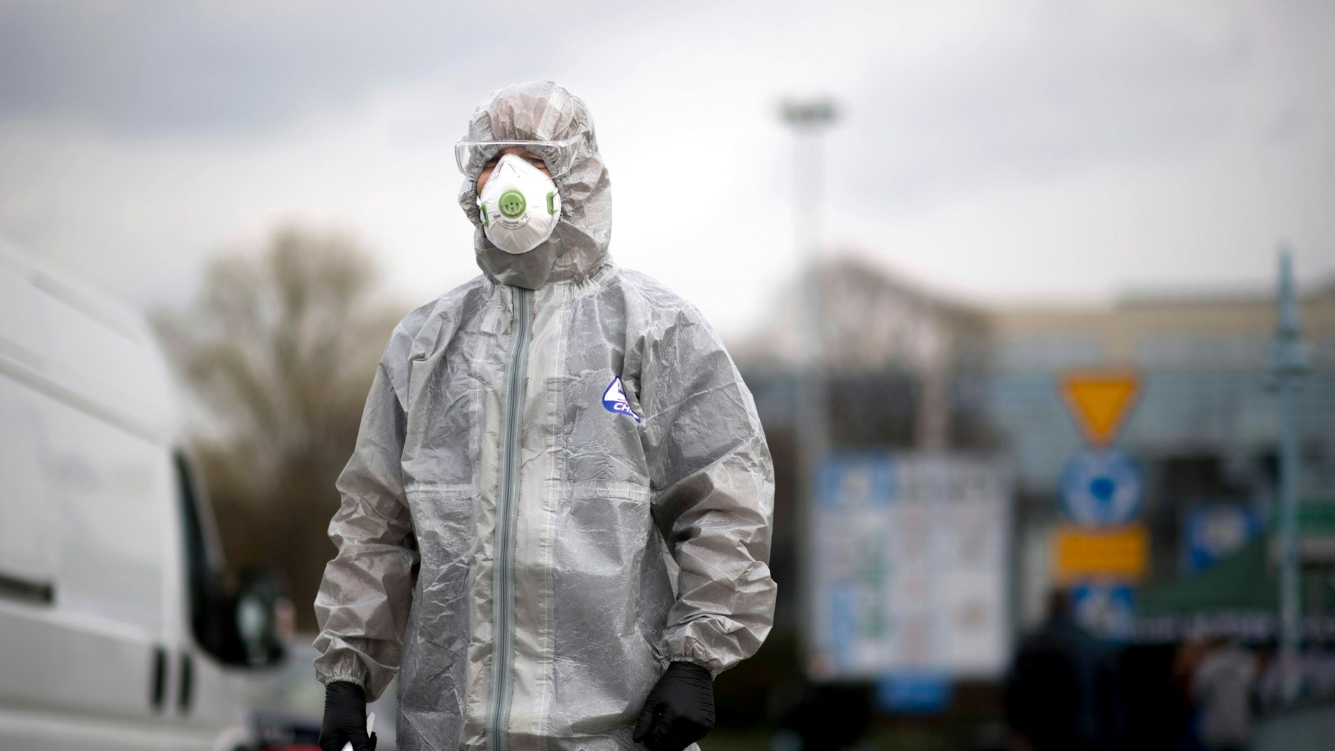 Ein polnischer Grenzschutz- und Gesundheitsbeamter in Schutzkleidung misst die Temperatur von polnischen Bürgern zwischen Frankfurt an der Oder und Slubice in Polen.