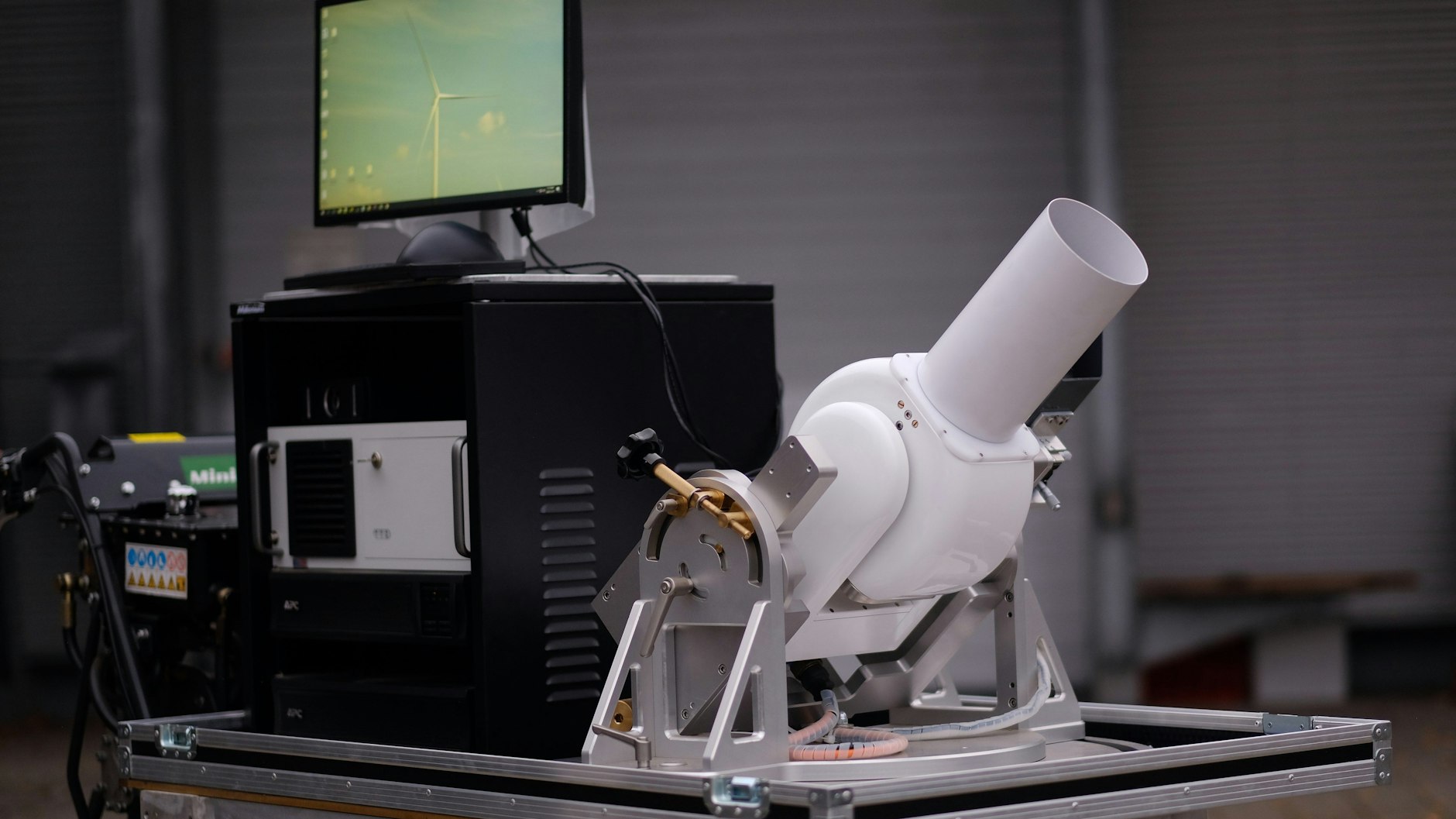 Schwenk-Neige-Köpfe aus der Militärtechnik werden zur Fotodokumentation von Windrädern umfunktioniert.&nbsp;