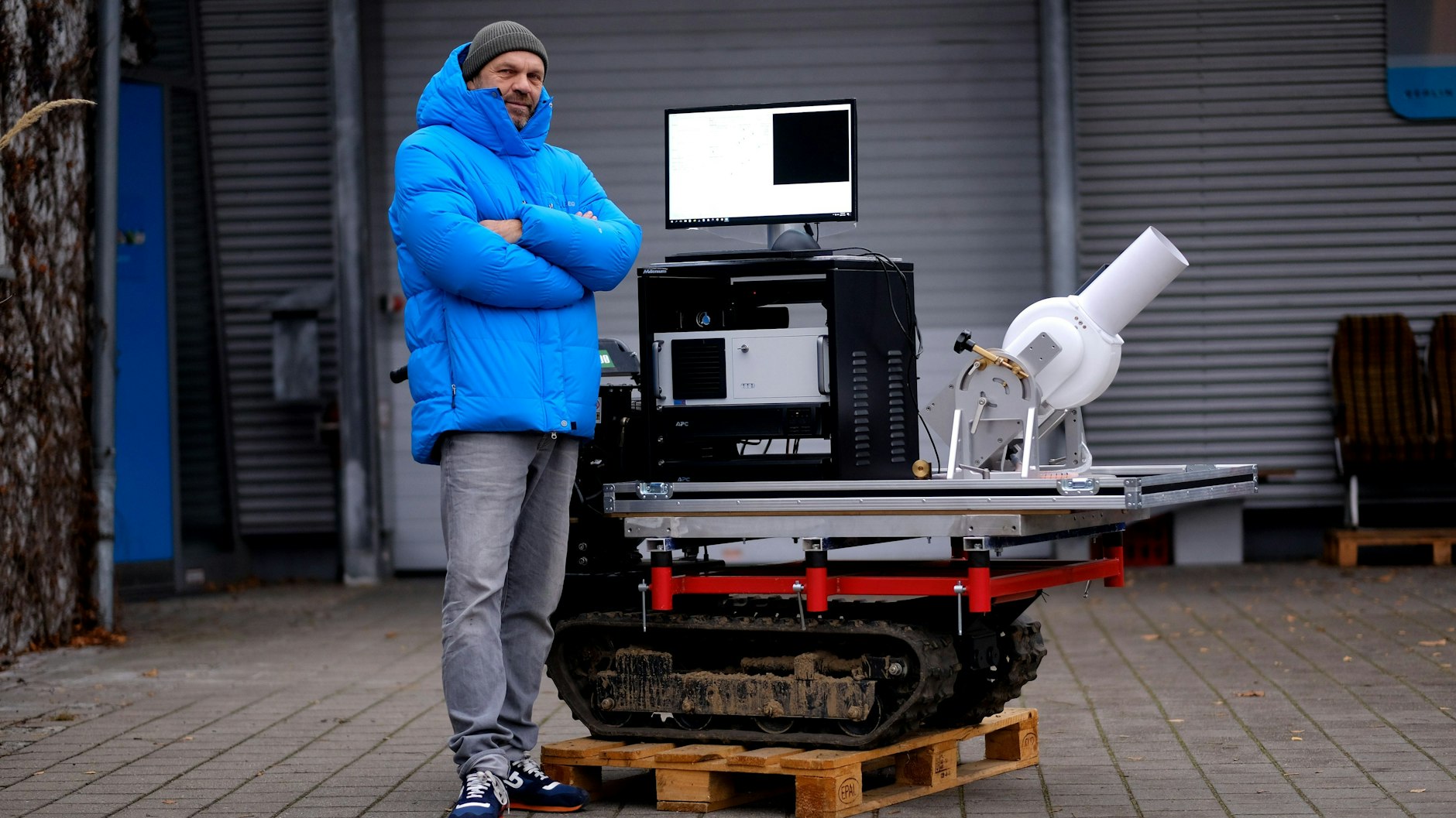 Geschäftsführer Holger Nawrocki neben seiner Erfindung zur Inspektion von Rotorblättern.