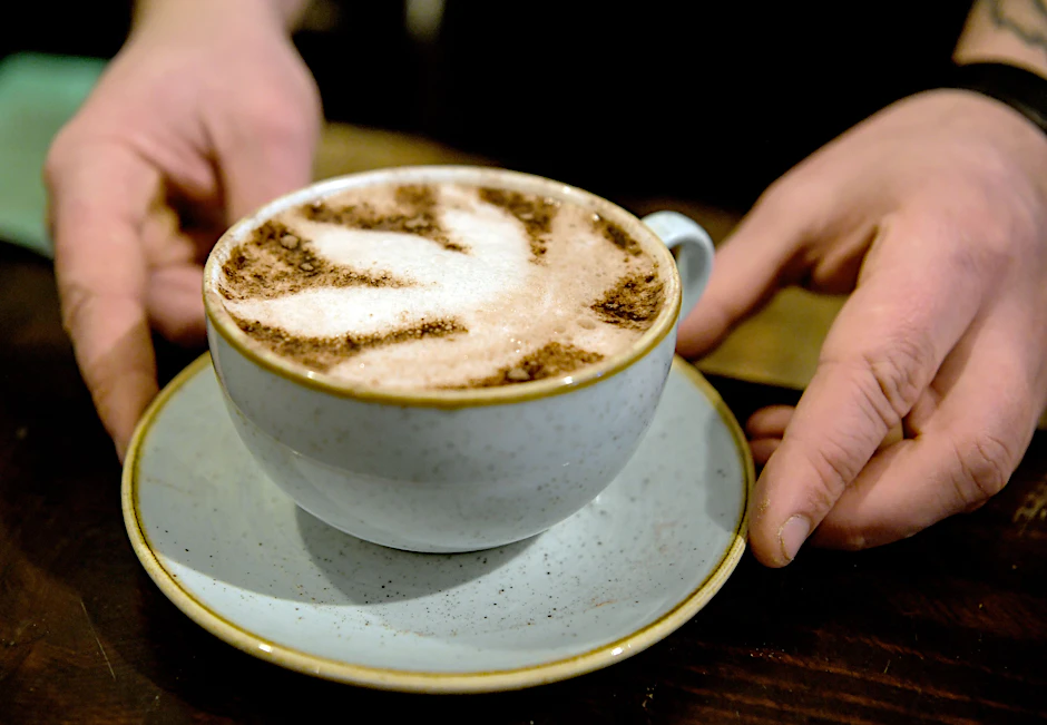 Ein Mann serviert im CBD-Cafe "Canna" einen Cappuccino mit CBD-Öl. Hanfprodukte mit Cannabidiol könnten in der Europäischen Union künftig als Lebensmittel eingestuft werden.&nbsp;