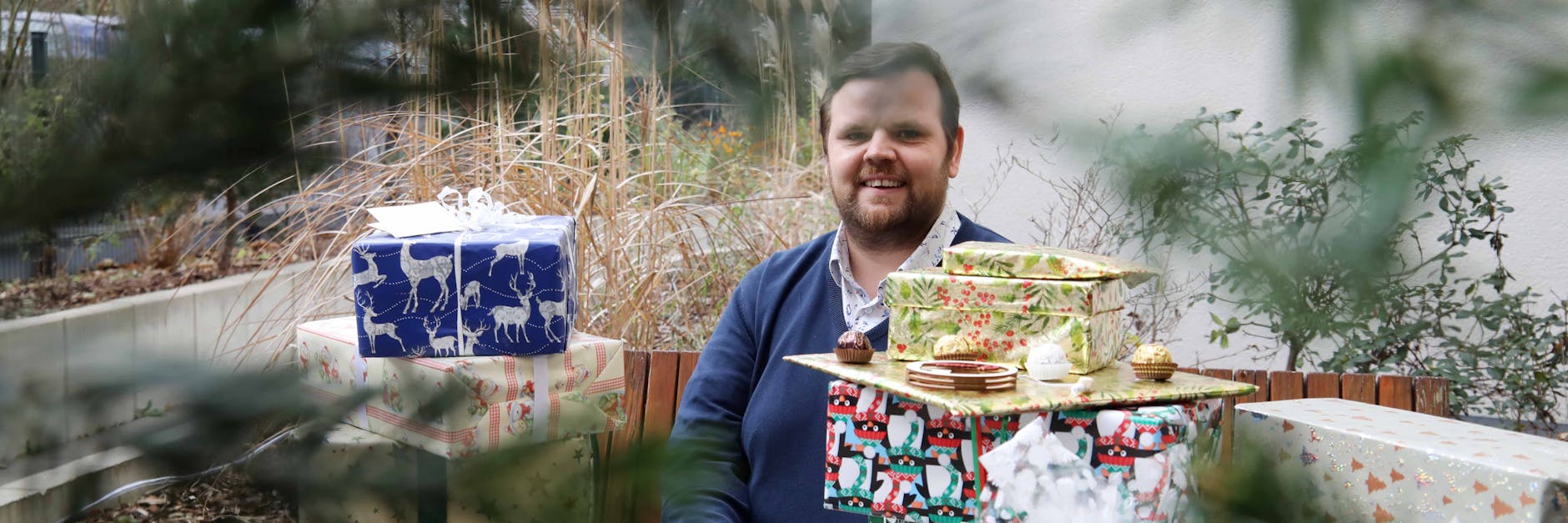 Altenpfleger Dennis Schoneveld (33) hat für die einsamen Bewohner des Domizil-Pflegeheims in Mariendorf eine Aktion gestartet, damit auch diese Menschen zu Weihnachten Geschenke bekommen.