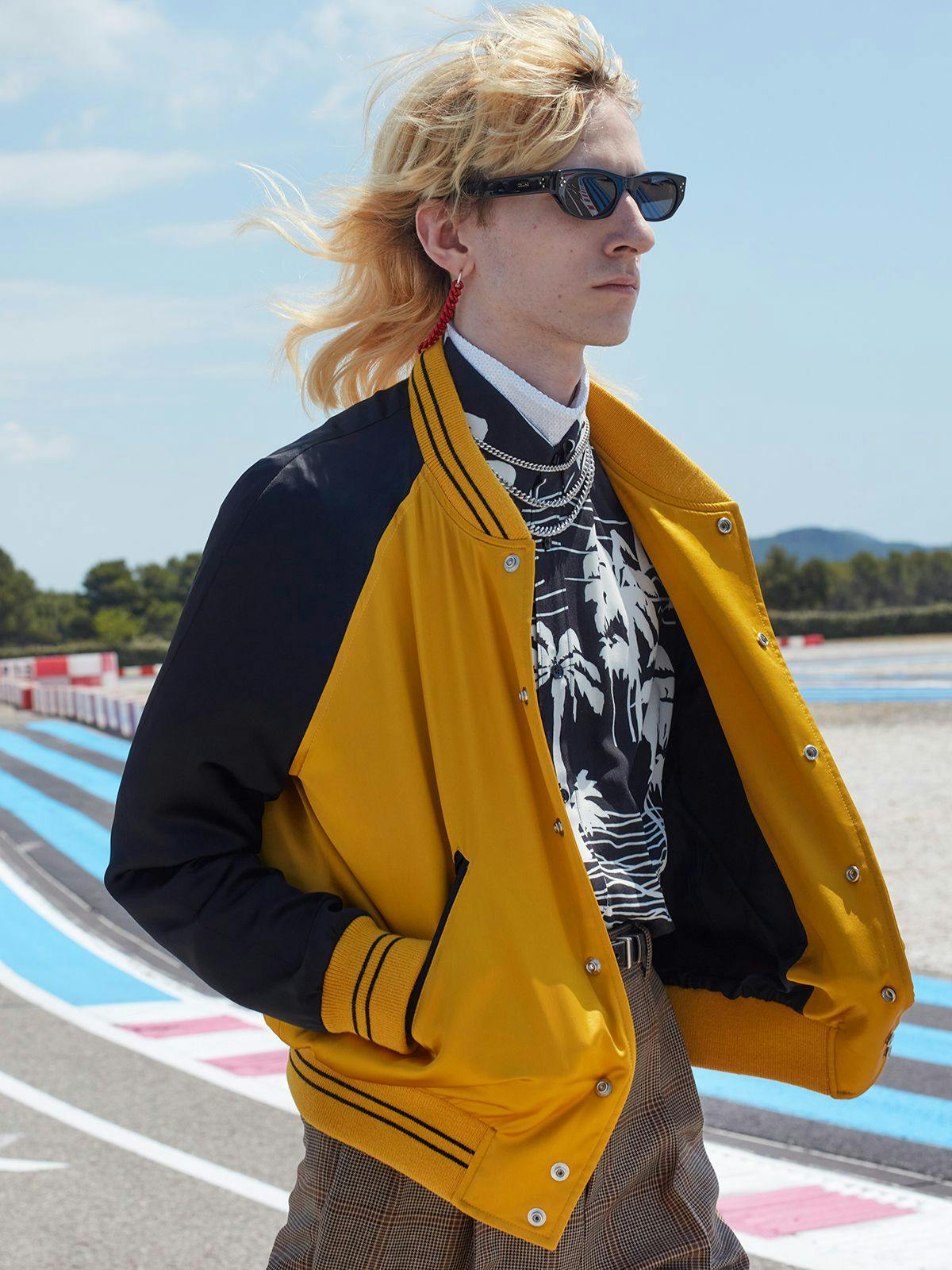 Mit blonder Matte präsentierte Guillaume Fillol die Celine Homme SS/21-Kollektion von Hedi Slimane.<br>