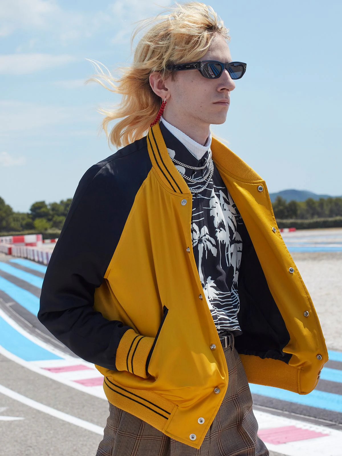 Mit blonder Matte präsentierte Guillaume Fillol die Celine Homme SS/21-Kollektion von Hedi Slimane.<br>
