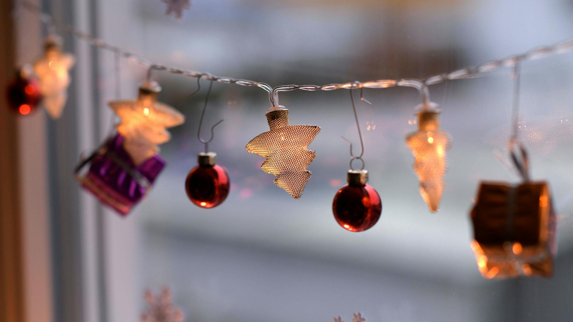 Es muss nicht immer ein Tannenbaum sein. Weihnachtsdekoration im Fenster tuts auch.