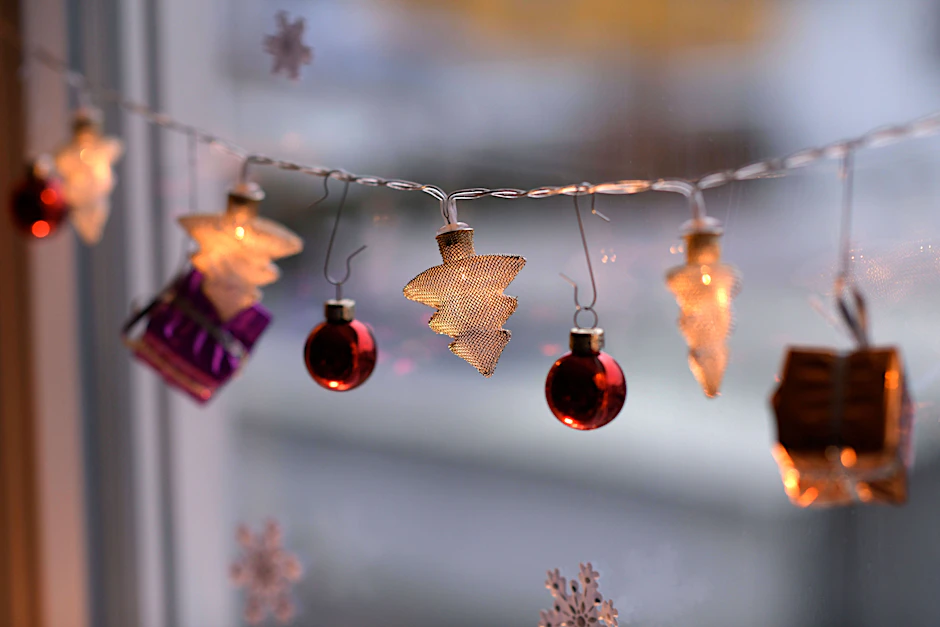 Es muss nicht immer ein Tannenbaum sein. Weihnachtsdekoration im Fenster tuts auch.