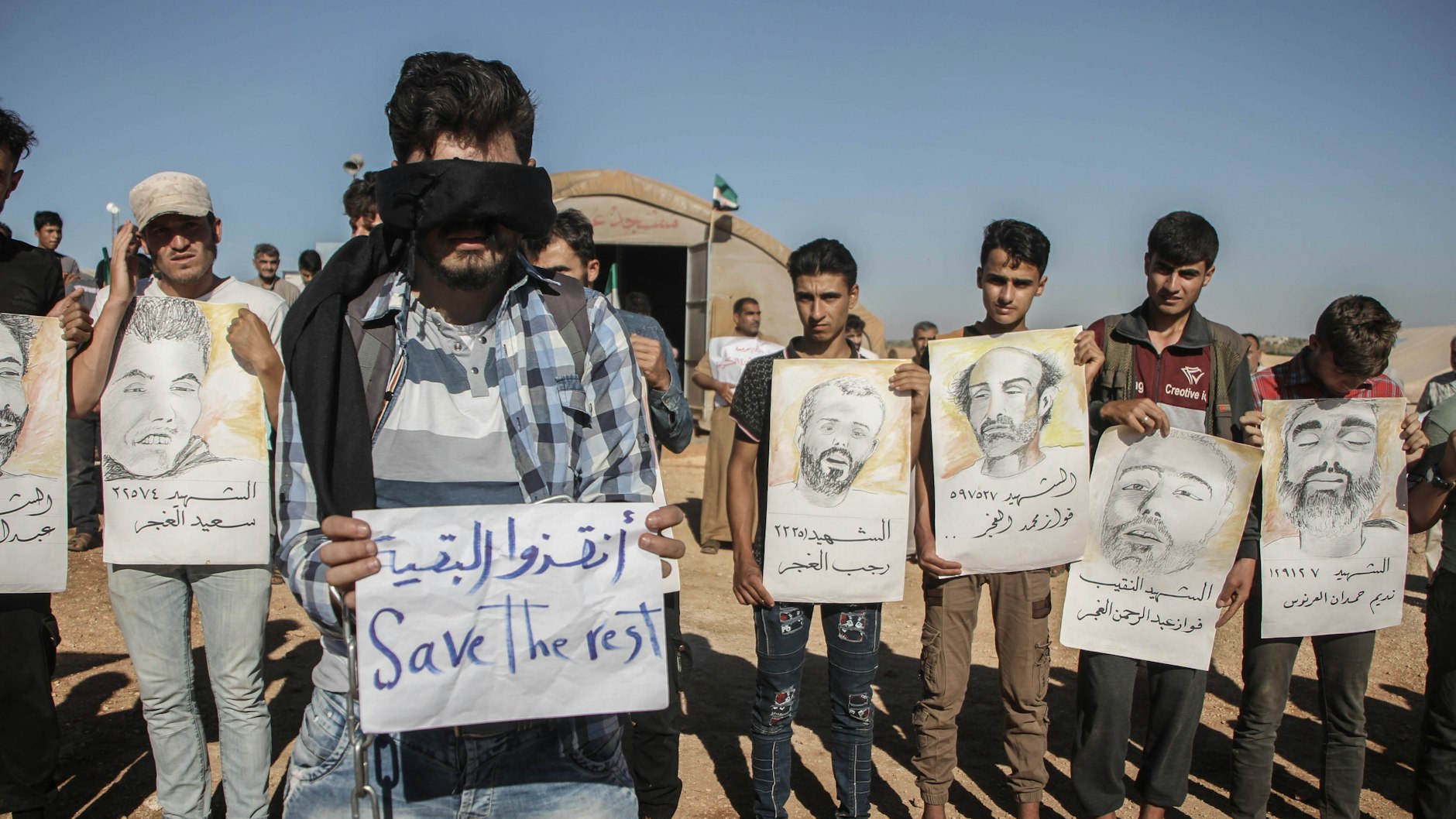 Im Juni gab es im Norden Syriens, wo die Armee keine Macht hat, eine Demonstration in einem Lager: Menschen zeigen Zeichnungen von Folteropfern, entstanden nach Fotos, die desertierte Militärfotografen gemacht hatten.&nbsp;