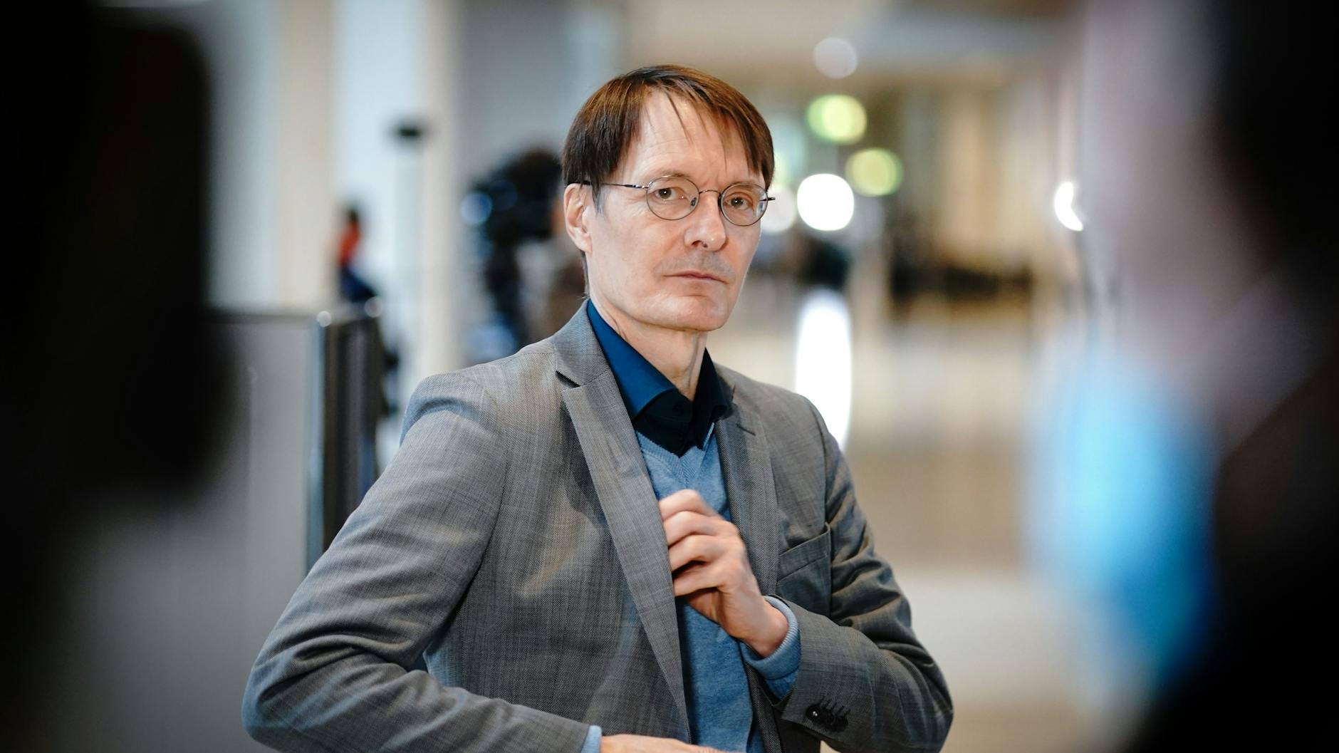 Gesundheitsexperte Karl Lauterbach (SPD) mahnt weitere Corona-Verschärfungen an.