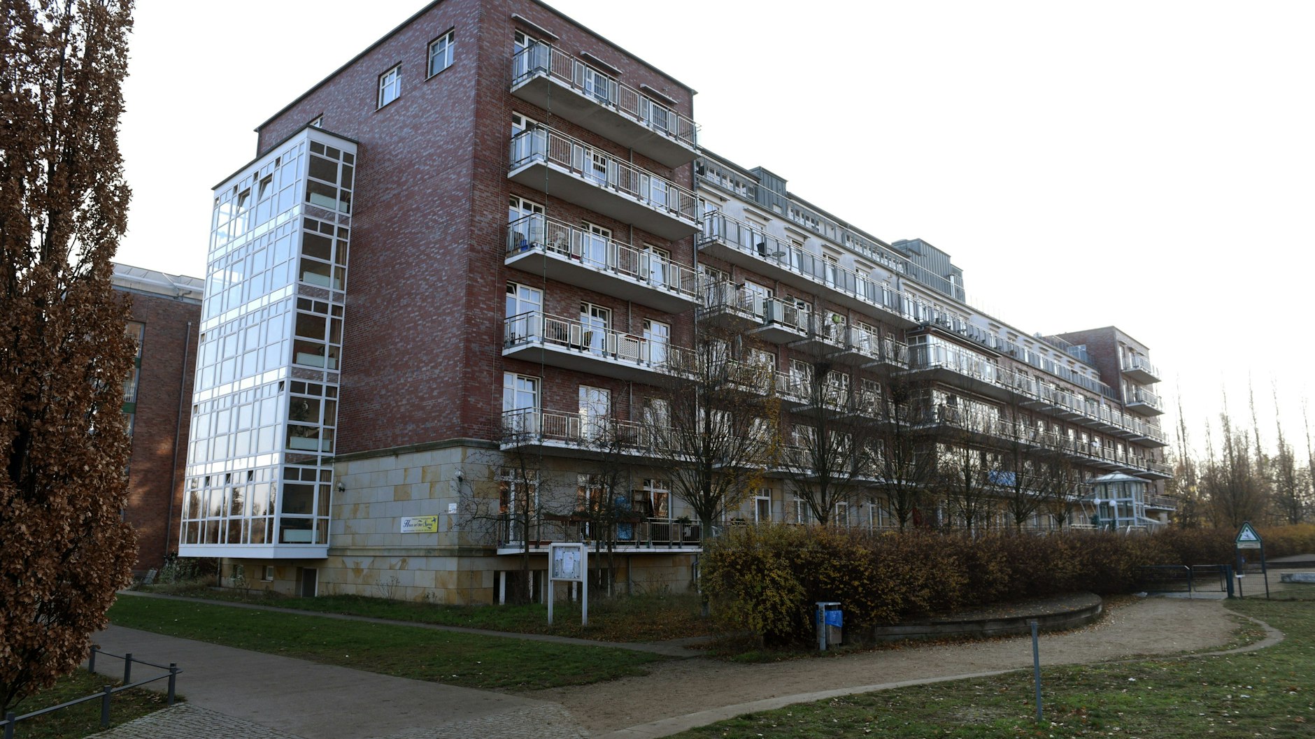 Das Seniorenheim „Haus an der Spree“ in Friedrichshain. Hier haben sich mehr als 50 Heimbewohner mit dem Coronavirus angesteckt.