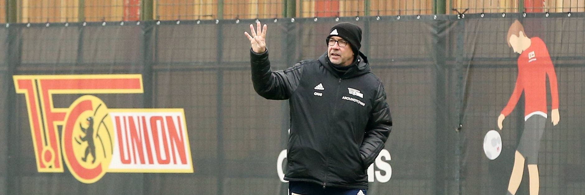 Urs Fischer zeigt es an: Nach seiner Vertragsverlängerung könnte er schon bald vier Jahre Union-Trainer sein. 