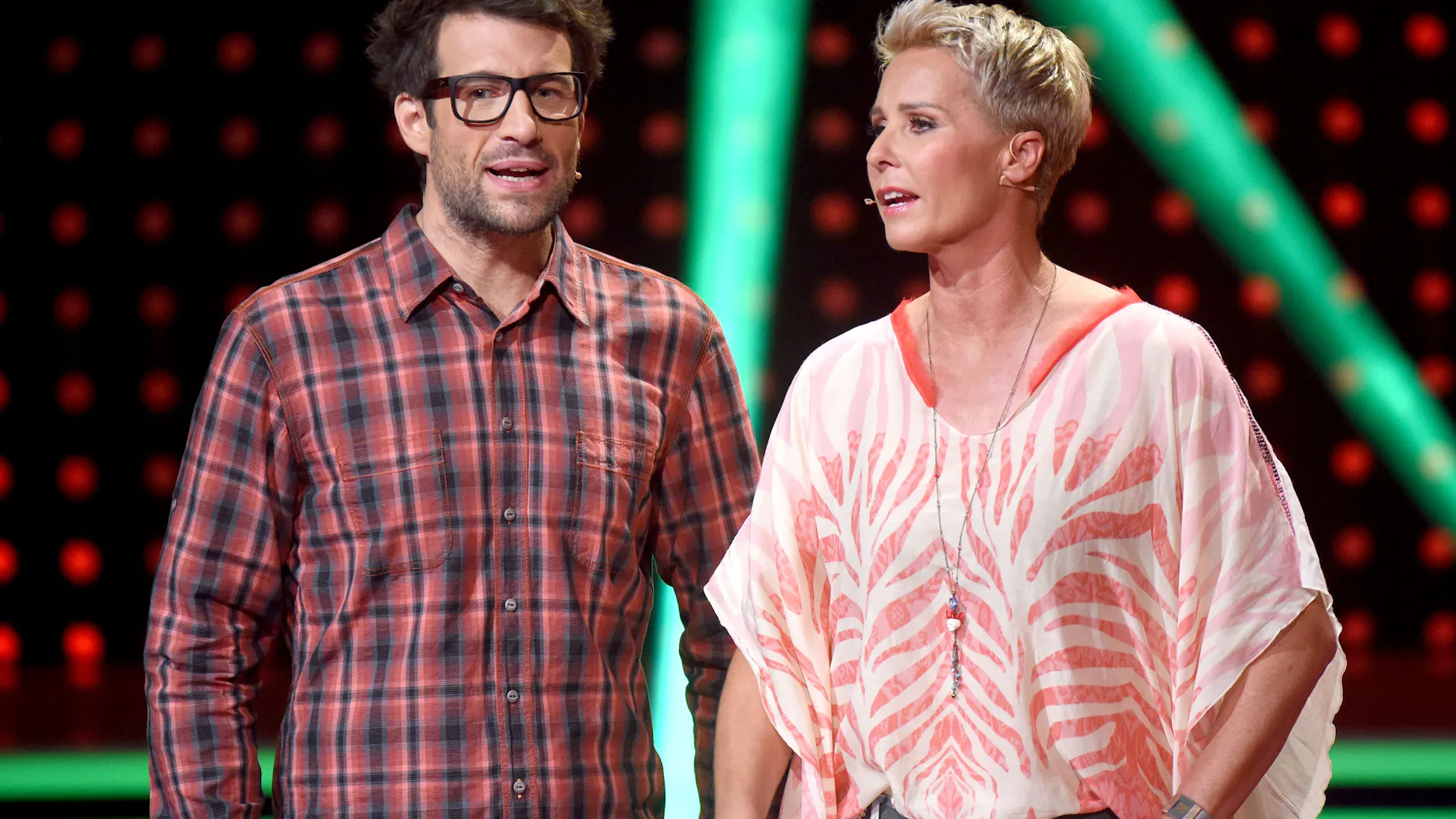 Die Moderatoren Daniel Hartwich und Sonja Zietlow stehen in der RTL-Show „Ich bin ein Star – Lasst mich wieder rein!“ auf der Bühne. 