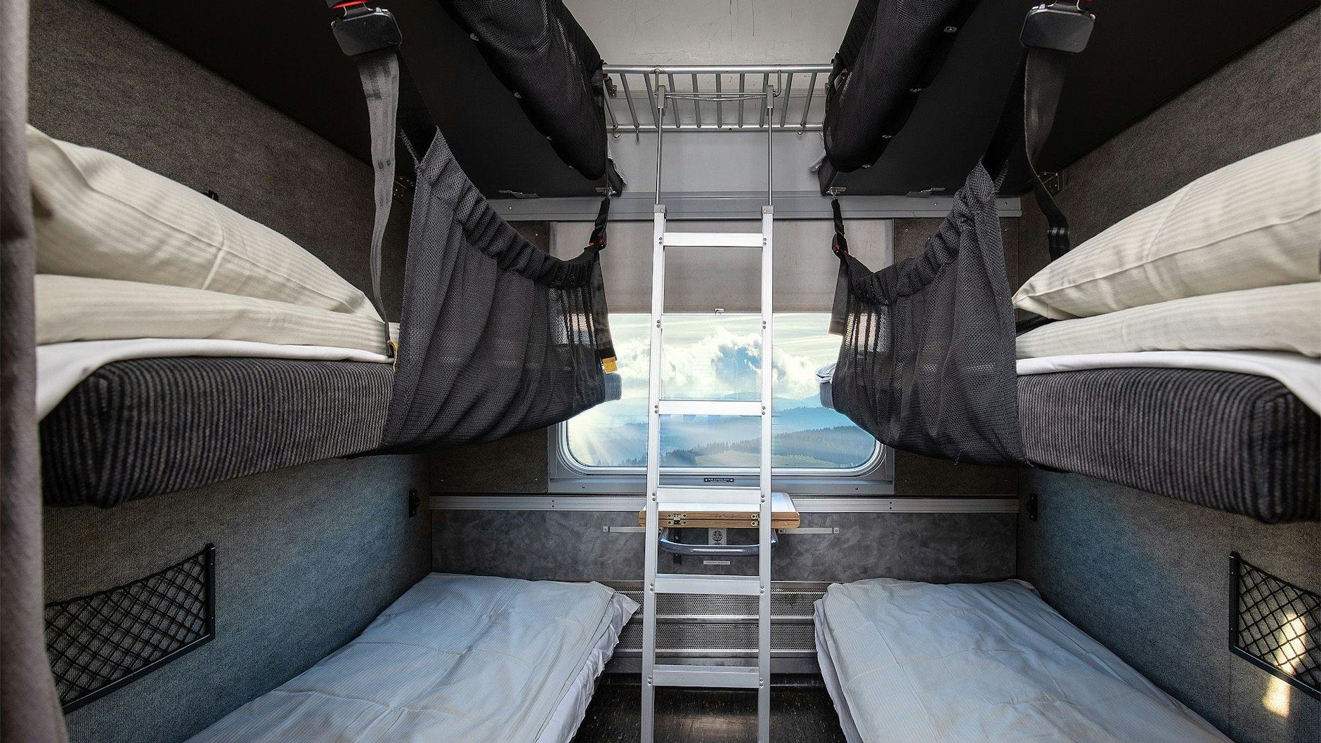 Die Betten sind gemacht: ein Liegewagenabteil des privaten schwedischen Zugbetreibers&nbsp;Snälltåget. Er will ab Ende März Berlin über Nacht mit dem Großraum Kopenhagen, Malmö und Stockholm verbinden - zunächst zweimal wöchentlich, im Sommer täglich. Mal sehen, ob Corona das zulässt.