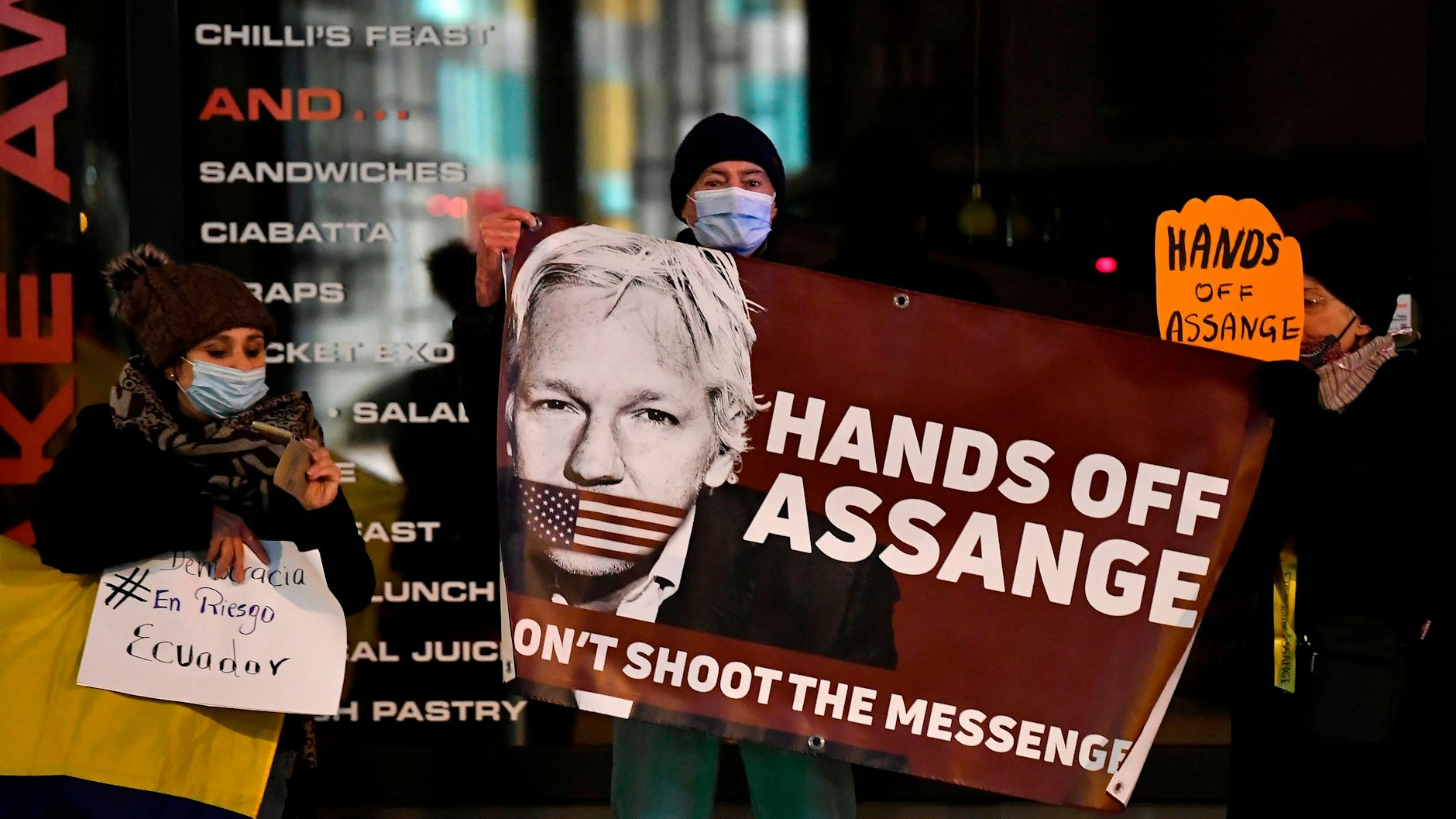 Unterstützer von Julian Assange protestieren vor der britischen Botschaft in Brüssel.