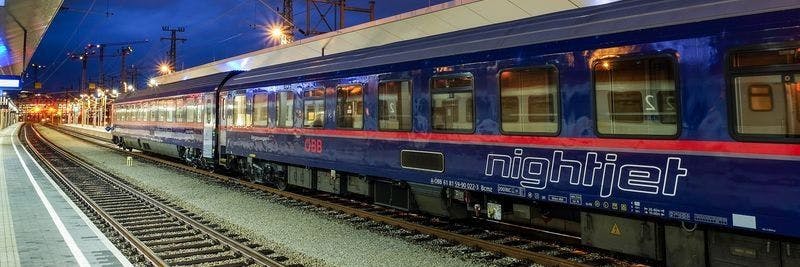 Startklar für die Reise durch die Nacht: ein Nightjet der Österreichischen Bundesbahnen mit Sitz-, Liege- und Schlafwagen.