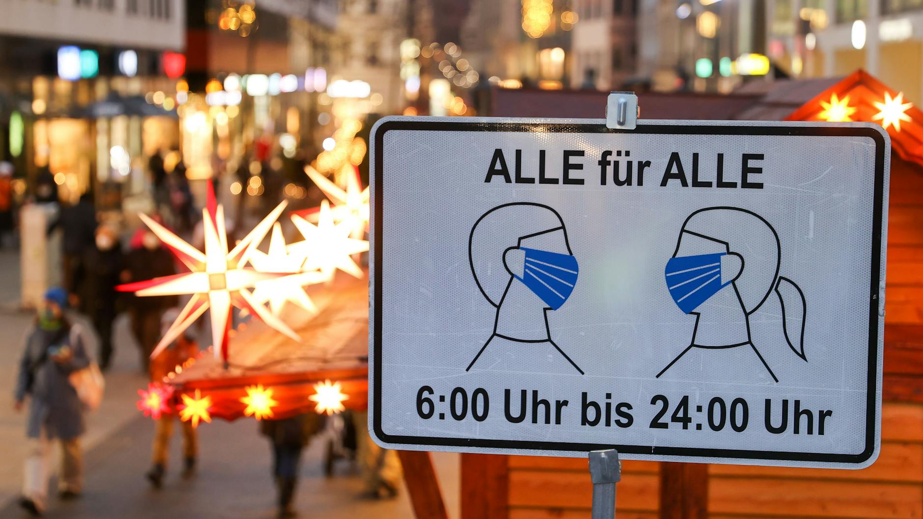 Ein Schild mit der Aufschrift „Alle für Alle – 6:00 bis 24:00 Uhr“ weist in der Leipziger Innenstadt auf die Maskenpflicht hin.