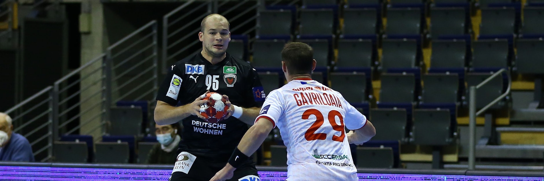 Fuchs Paul Drux (l.) versucht sich gegen Bukarests Razvan Gavriloaia.