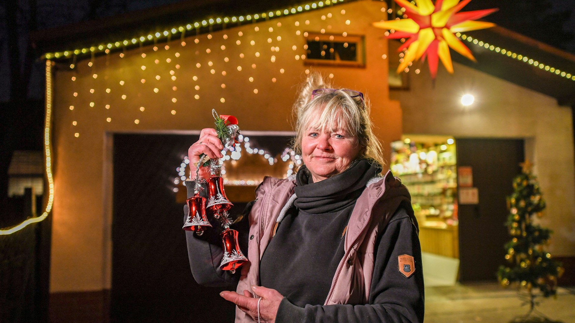 Sabina Hagemeyer (59) verkauft in Mahlsdorf Weihnachtsschmuck aus ihrer Garage heraus.