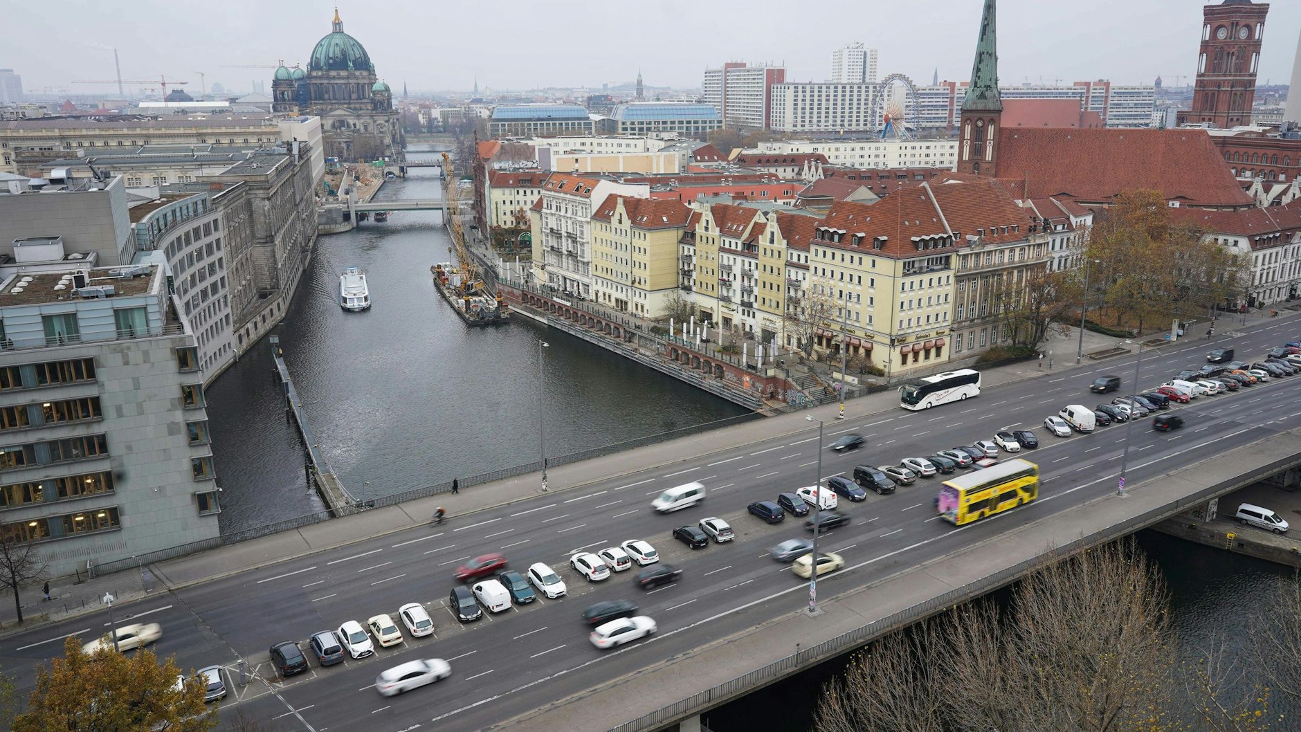 Die Mühlendammbrücke in Mitte. Sie ist Teil des stark befahrenen Straßenzuges, der sich vom Potsdamer Platz in Richtung Alexanderplatz zieht.