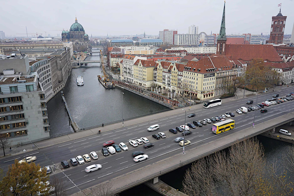 Die Mühlendammbrücke in Mitte. Sie ist Teil des stark befahrenen Straßenzuges, der sich vom Potsdamer Platz in Richtung Alexanderplatz zieht.