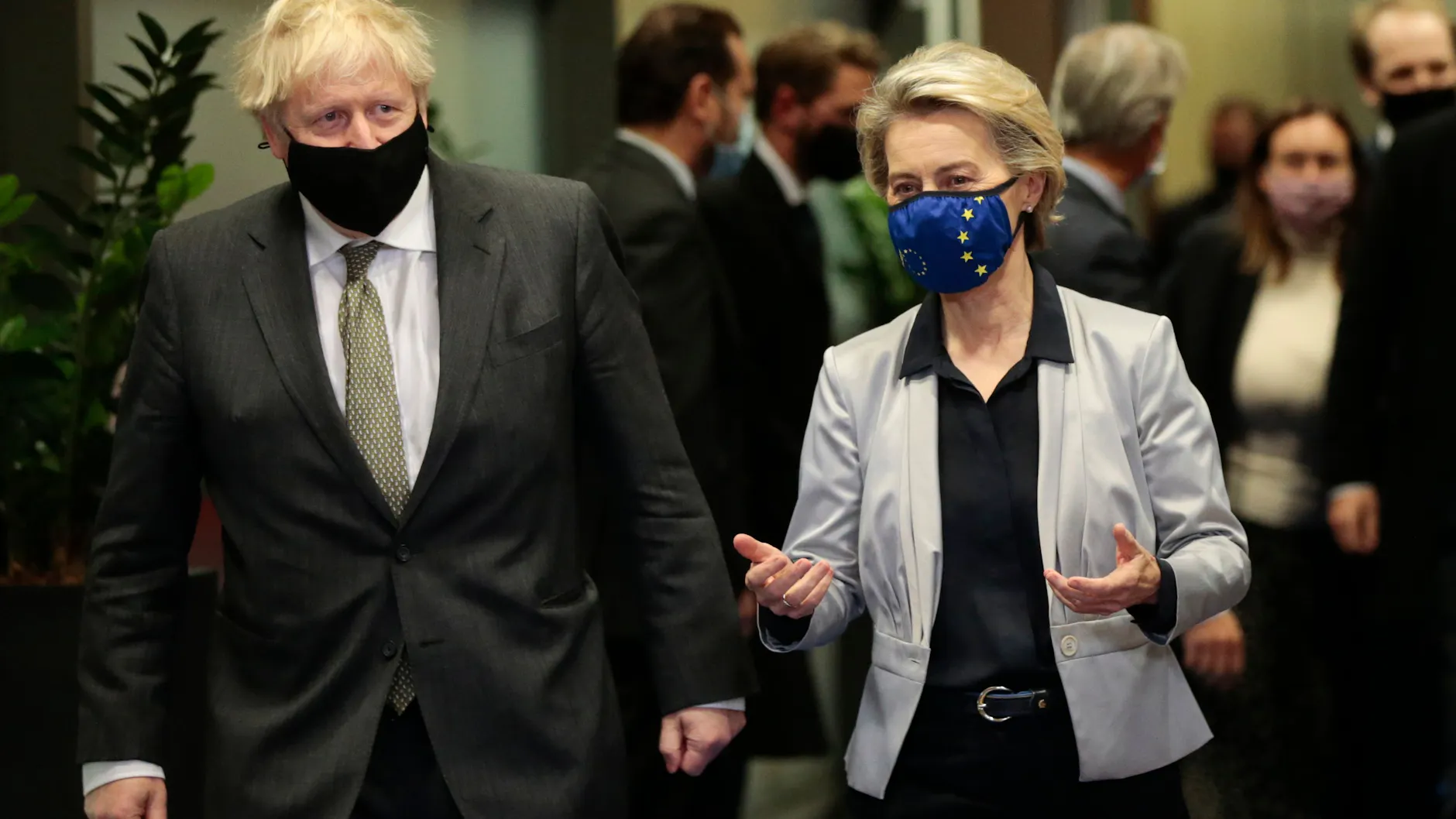 Die Brexit-Scheidungspapiere sind unterschrieben: EU-Kommissionspräsidentin Ursula von der Leyen und der britische Premier Boris Johnson auf dem Weg zum Austrittsabkommen.