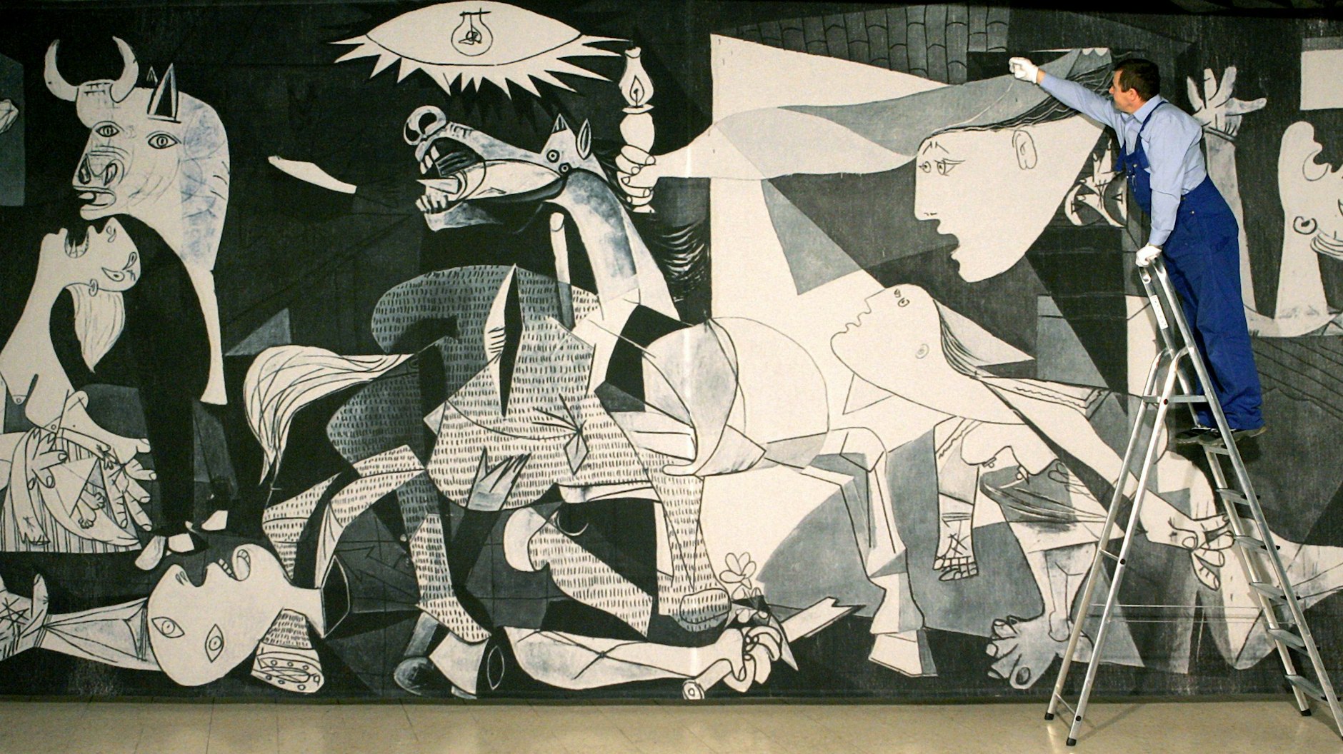 Picassos Gemälde „Guernica“ erinnert an das Bombardement der baskischen Stadt durch Flugzeuge der deutschen „Legion Condor“ 1937, das mehrere Hundert Menschenleben forderte und die Stadt weitgehend zerstörte. 