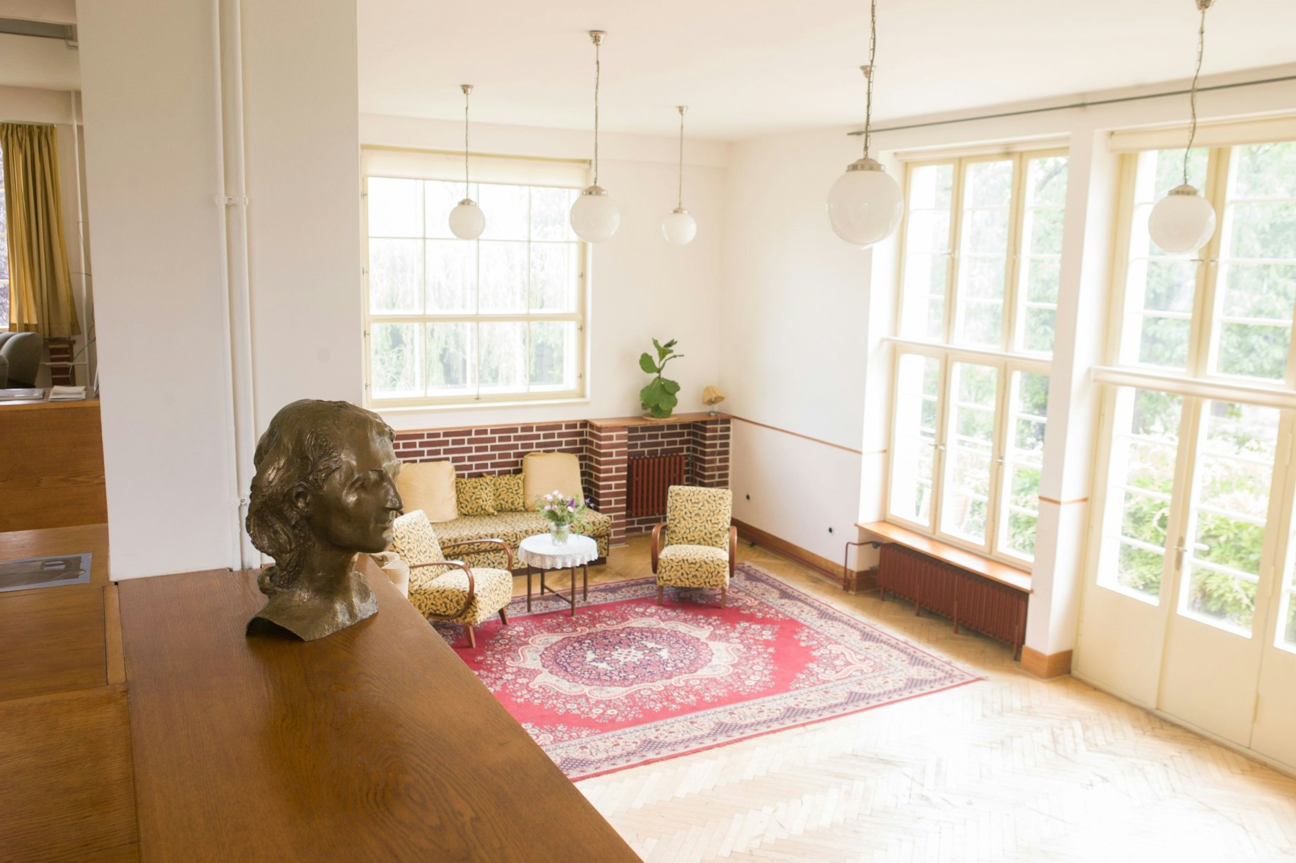 Die Wohnhalle der Villa Winternitz in Prag, 1931 bis 1932 von den Architekten Adolf Loos und Karel Lhota geplant und gebaut.