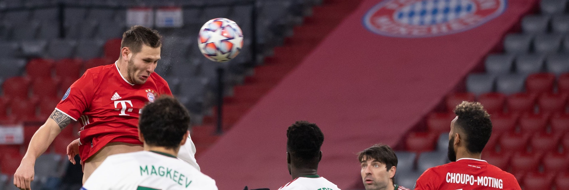 Bayerns Niklas Süle (l.) steigt hoch und trifft zum 1:0 gegen Lok Moskau.