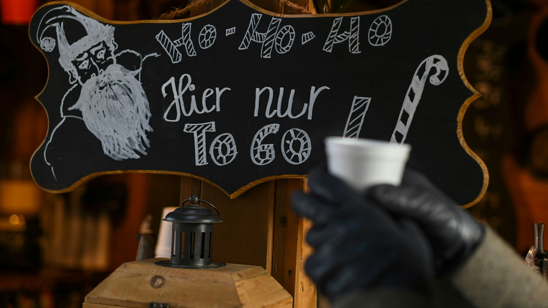 Die klassischen Weihnachtsleckereien gibt es an einigen Ständen – aber nur to go.