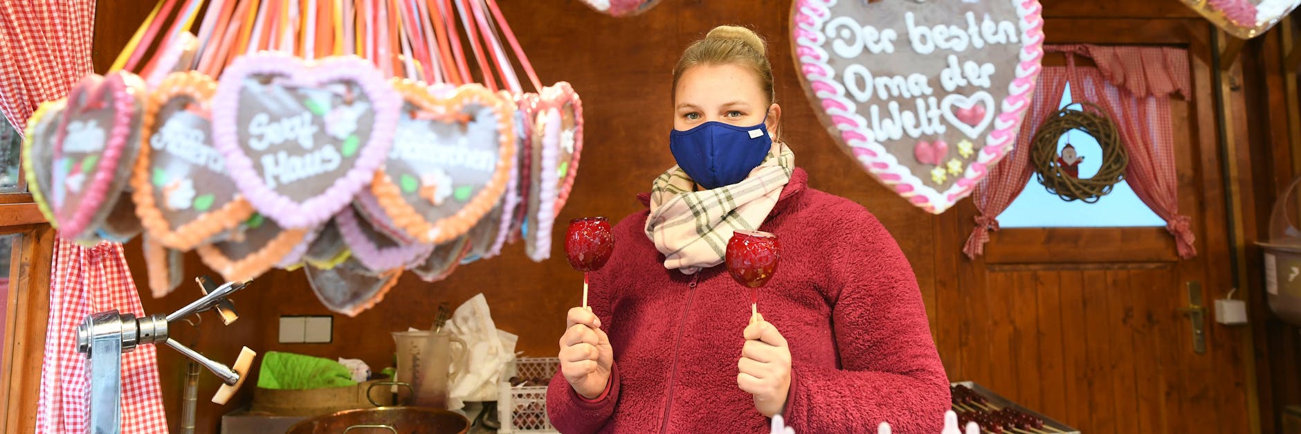 Victoria Nitzsche (25) verkauft in Steglitz Lebkuchen und Süßigkeiten.
