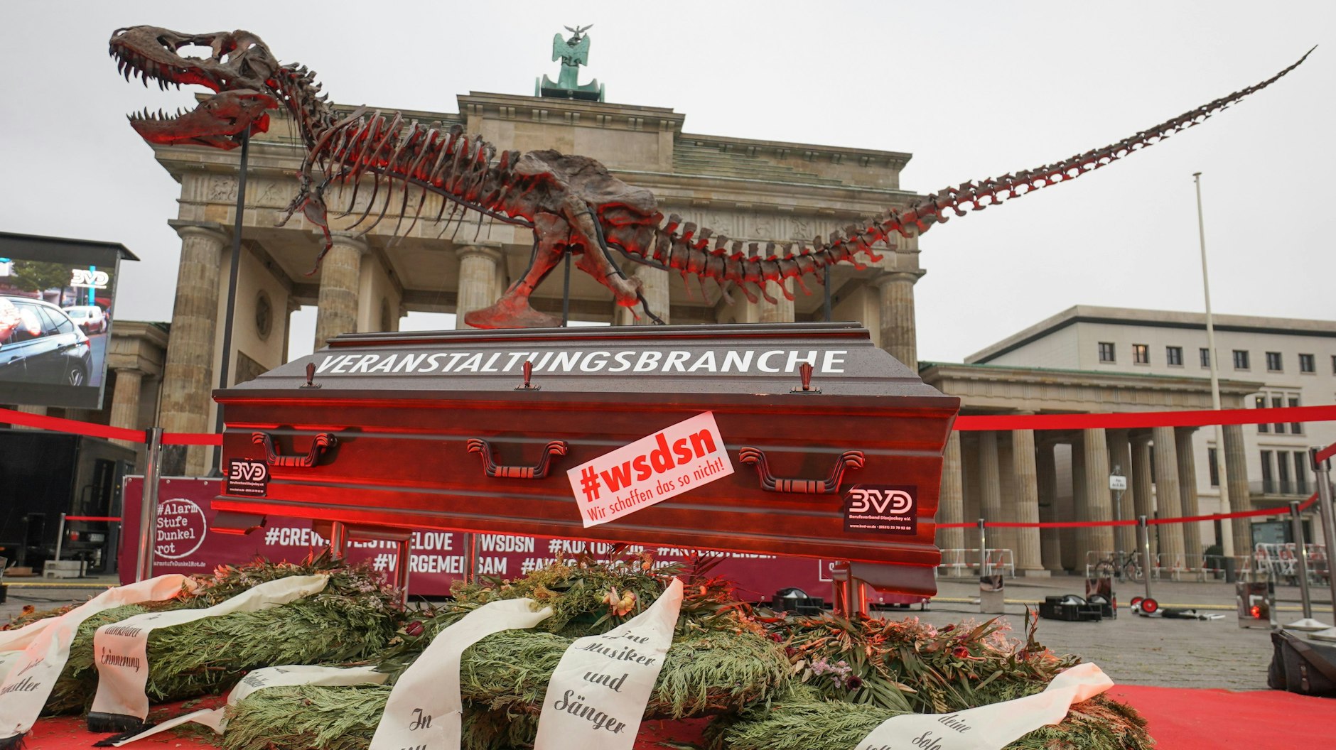 Ein T.-Rex-Skelett vor dem Brandenburger Tor soll auf die Existenzkämpfe in der Veranstaltungsbranche aufmerksam machen.