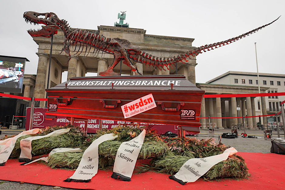 Ein T.-Rex-Skelett vor dem Brandenburger Tor soll auf die Existenzkämpfe in der Veranstaltungsbranche aufmerksam machen.